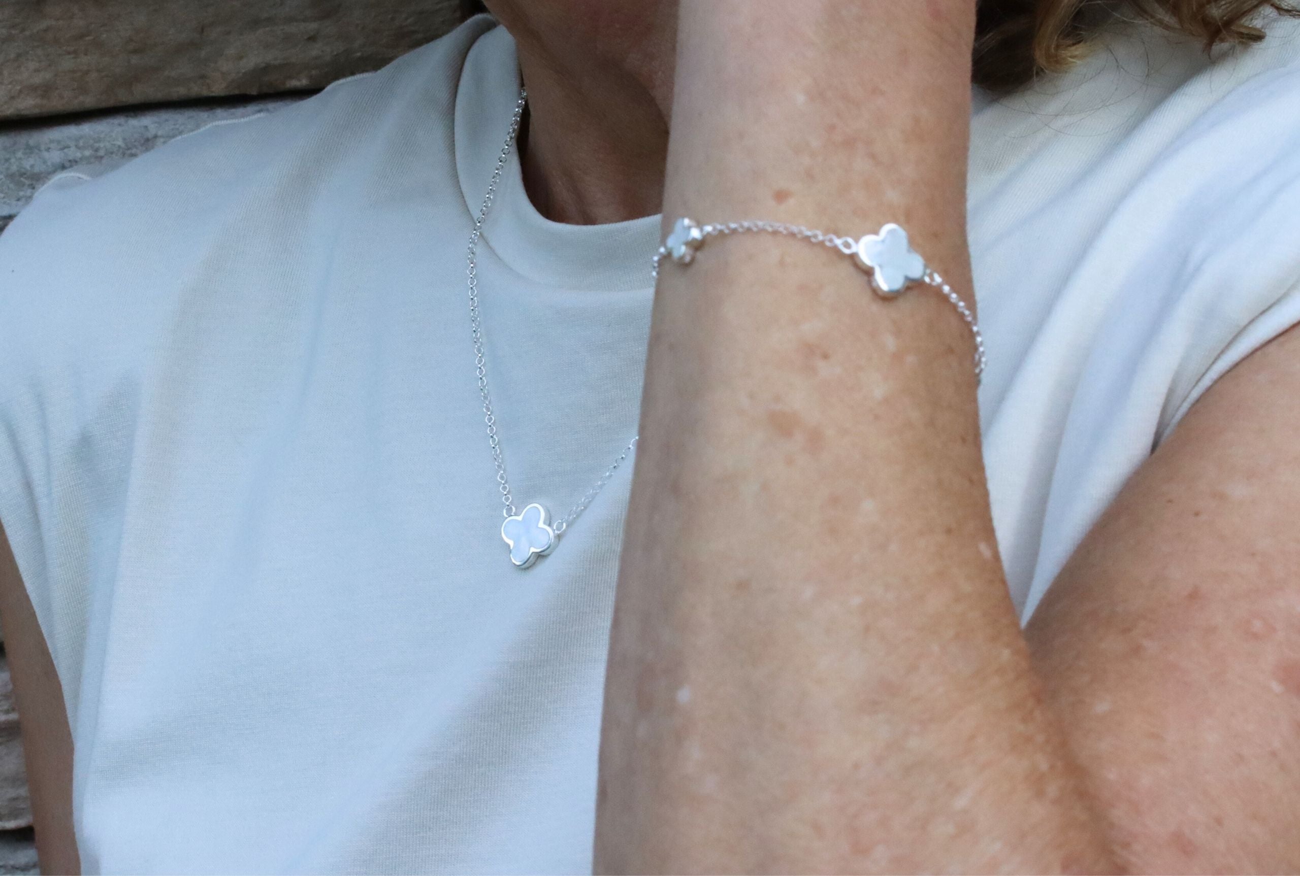 Feine Kleeblatt-Kette mit Perlmutt