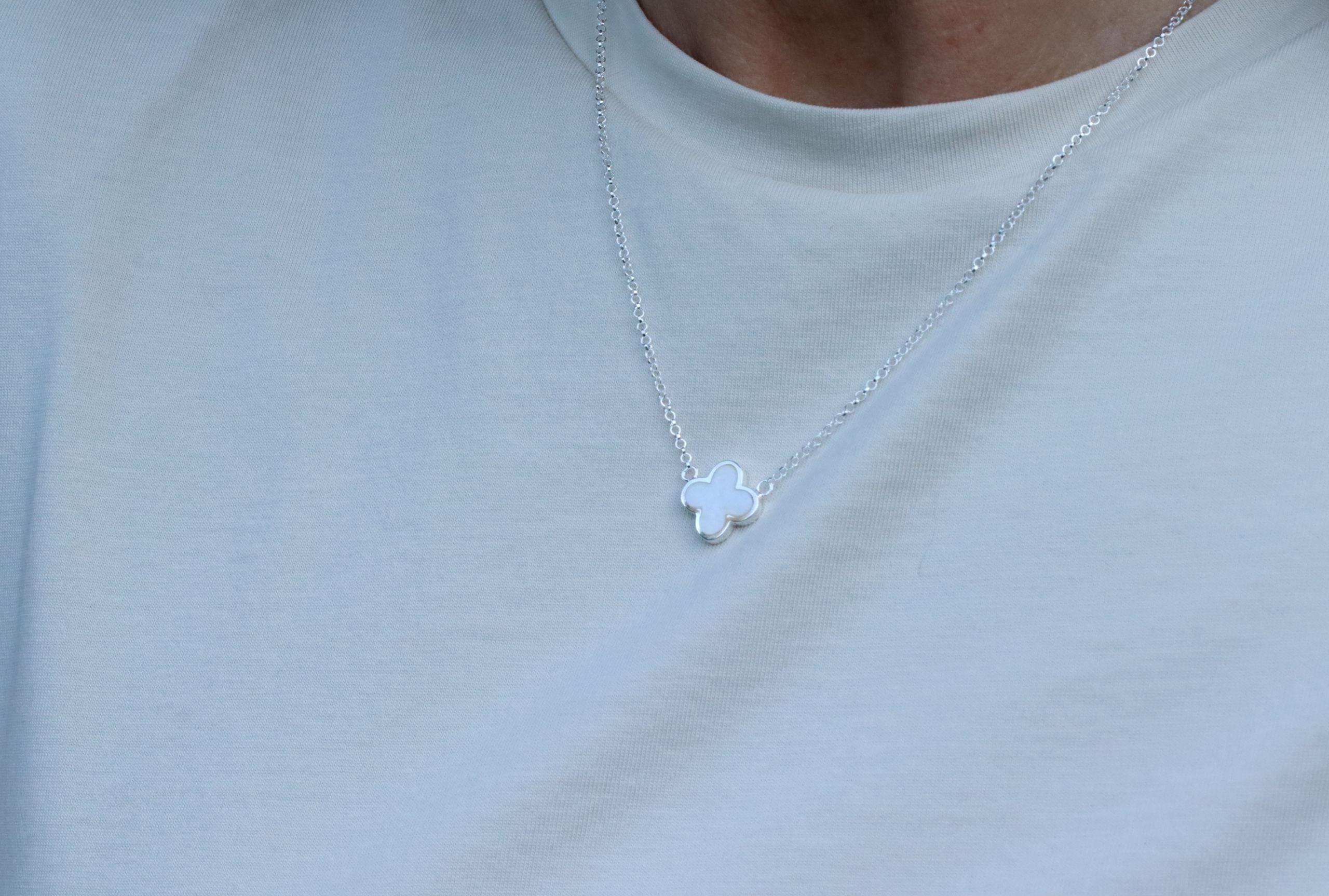 Feine Kleeblatt-Kette mit Perlmutt