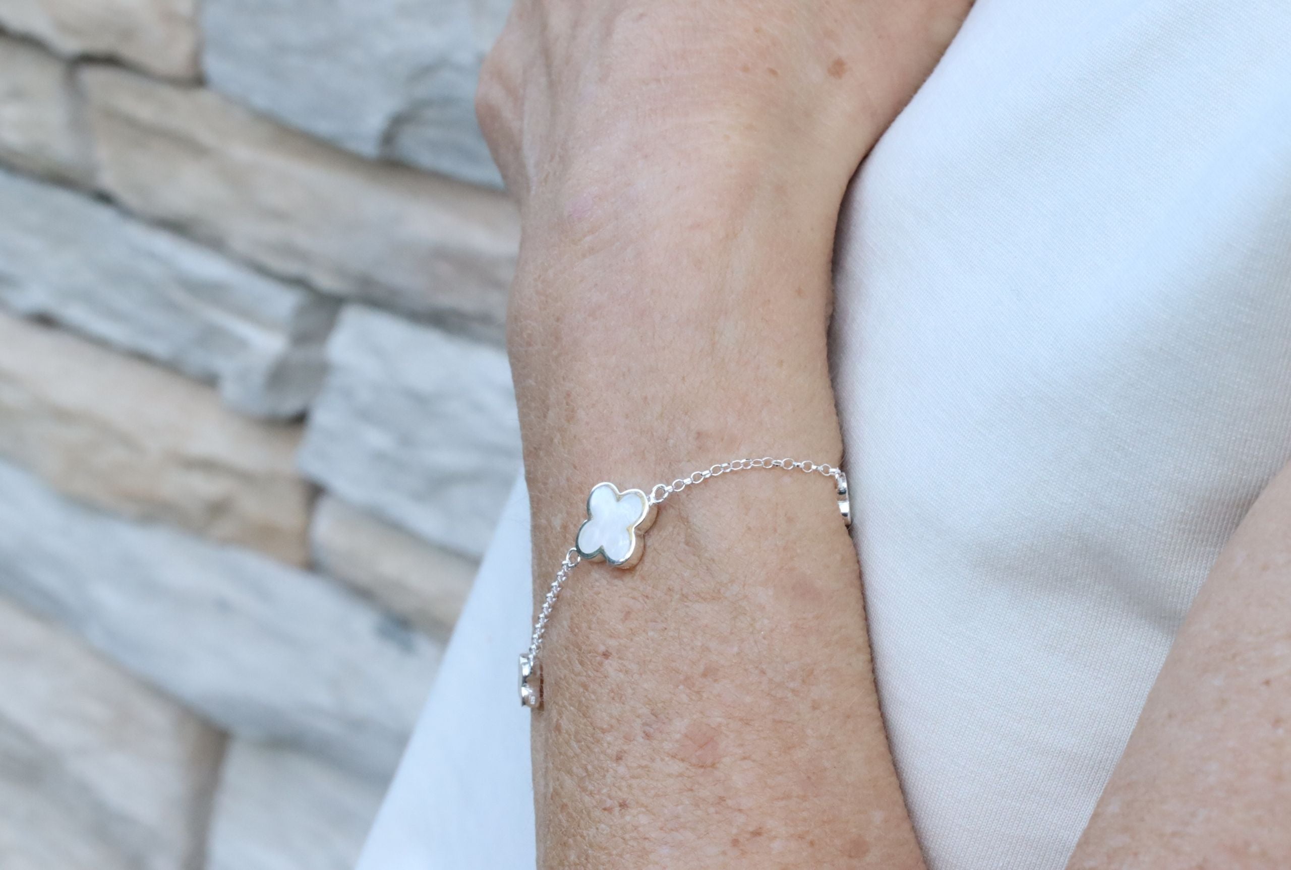 Feines Kleeblatt-Armband mit Perlmutt