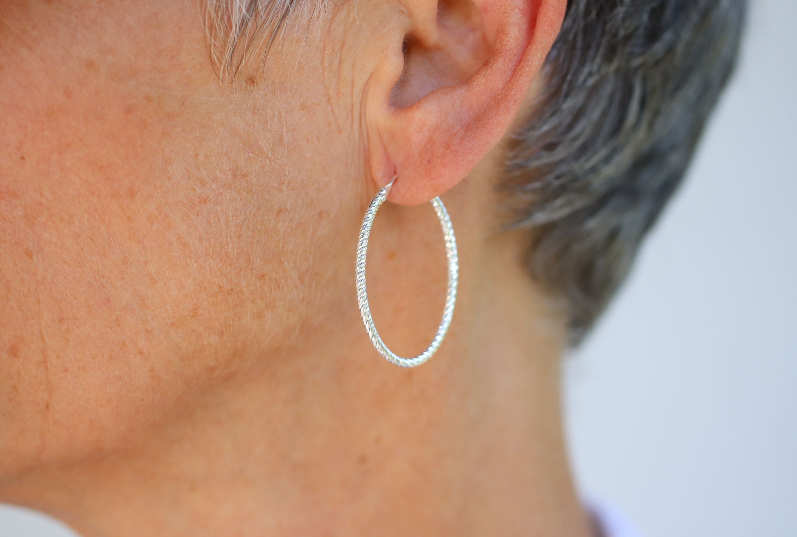 Diamantierte ovale Creolen