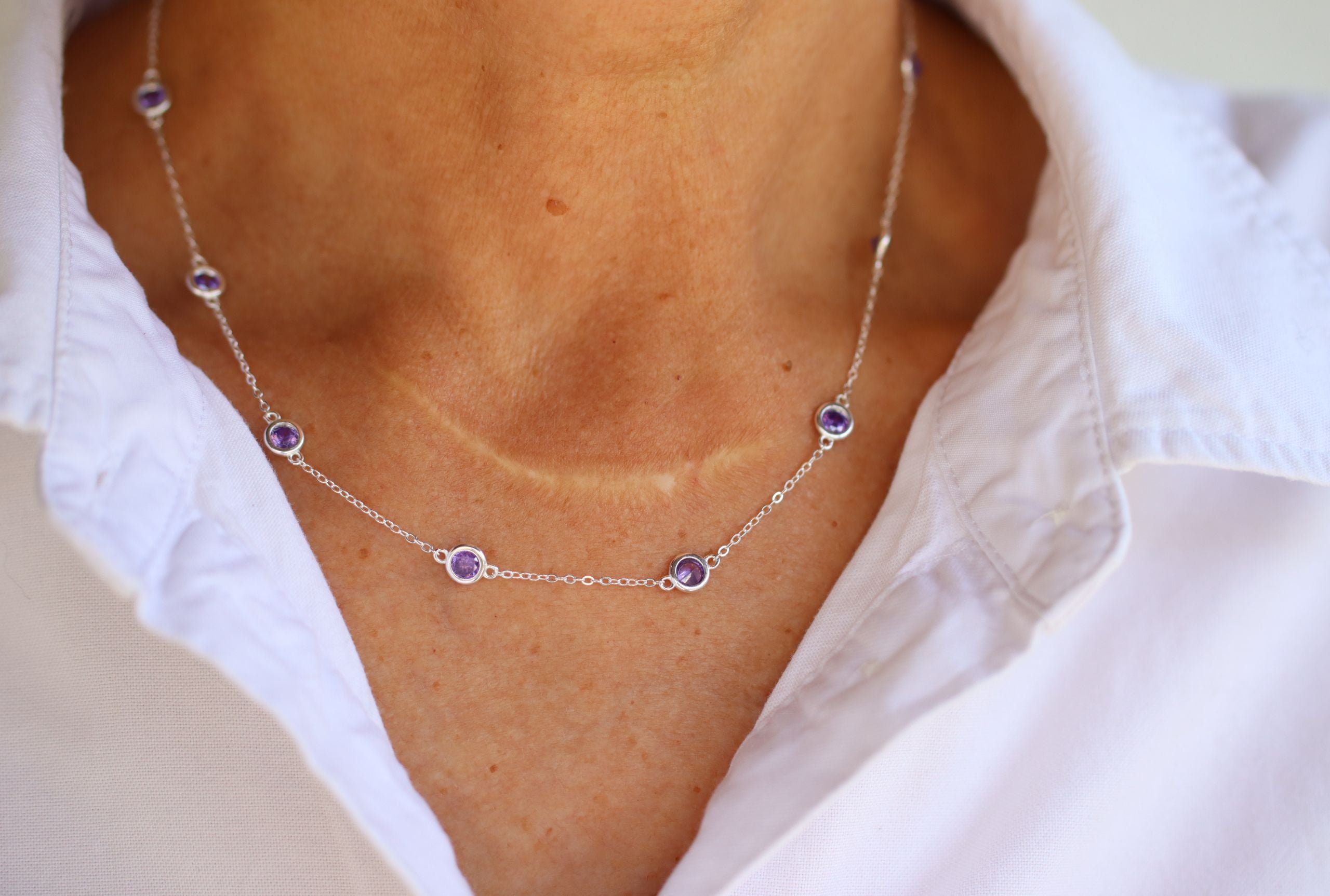 Feine Forzatina-Kette mit violetten Zirkonia-Steinen