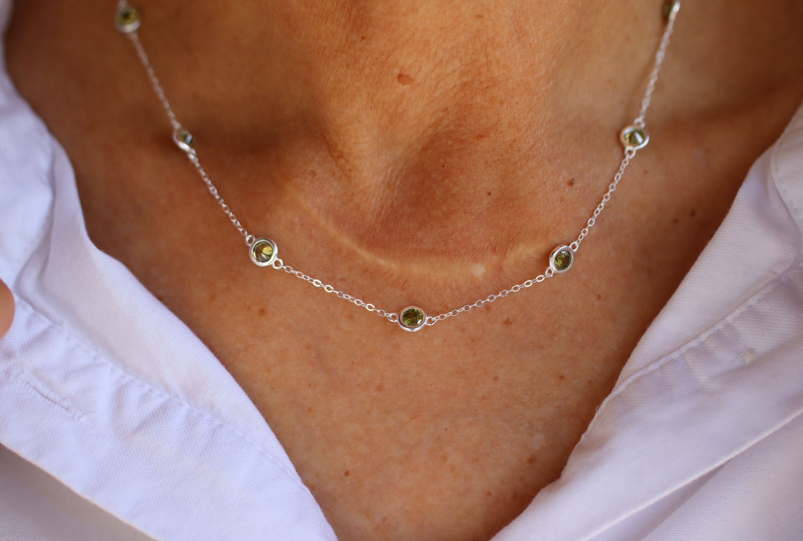 Feine Forzatina-Kette mit grünen Zirkonia-Steinen