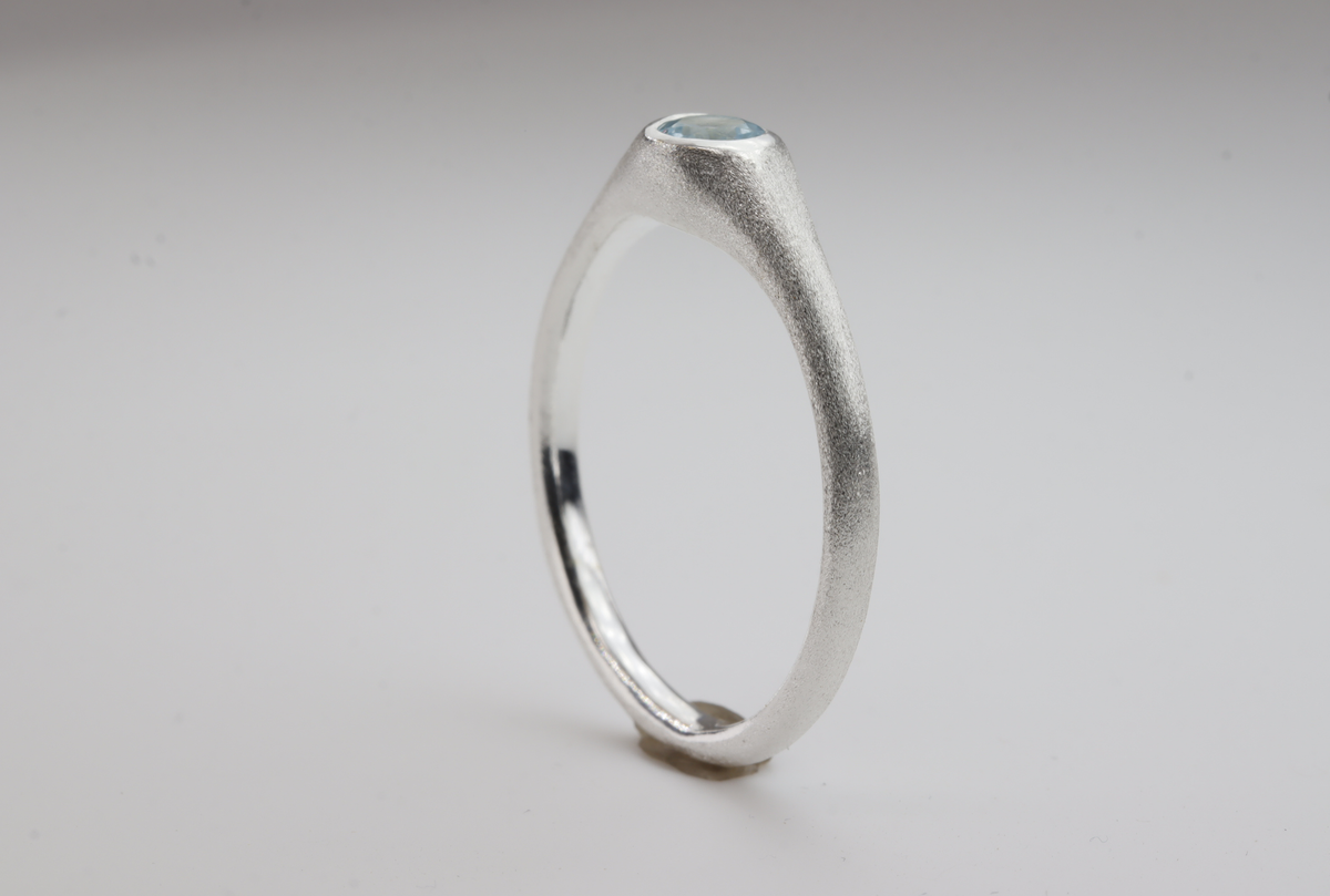 Schmaler Ring mit Blautopas Stein