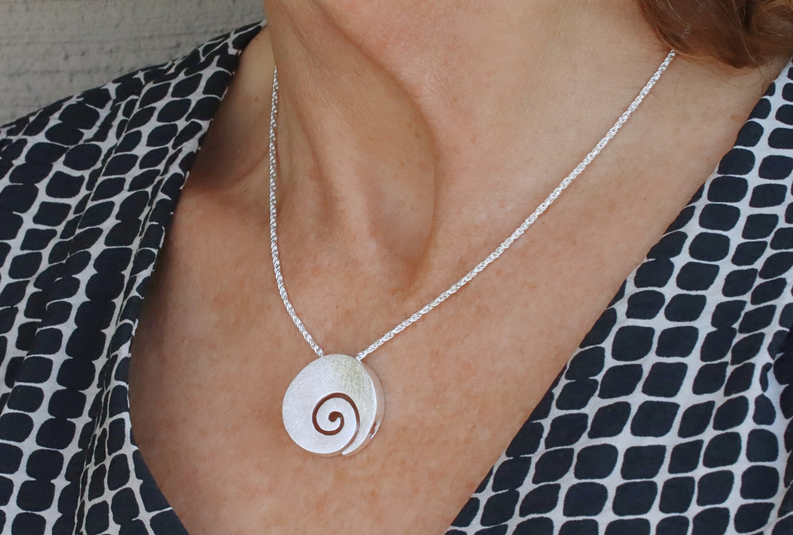 Design-Kordelkette mit glänzenden Lichteffekten