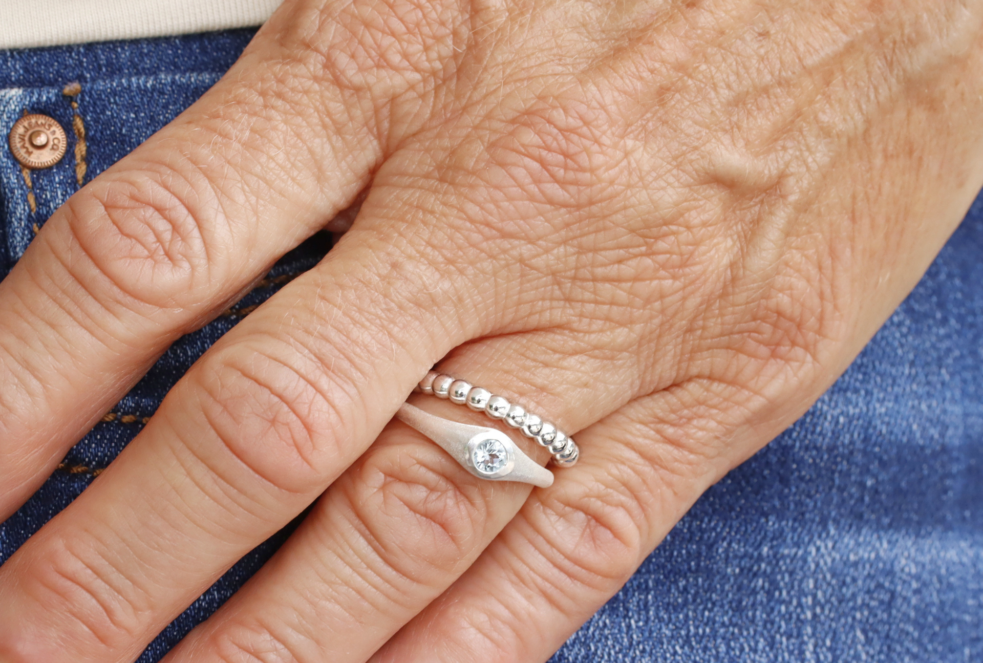 Schmaler Ring mit Blautopas Stein