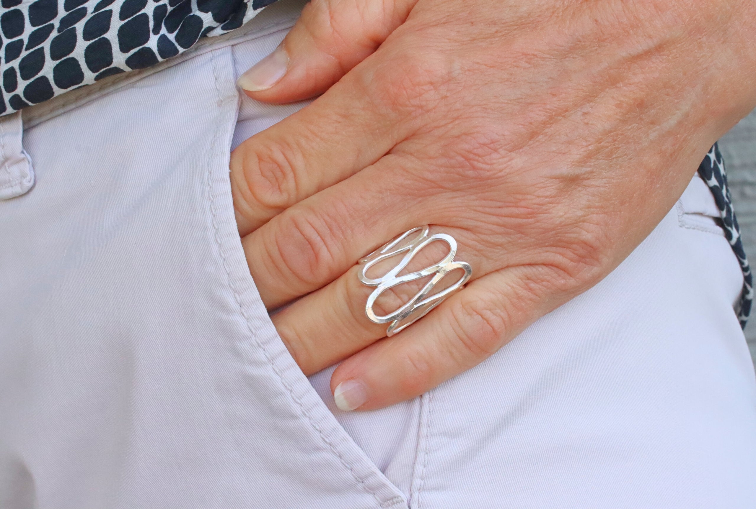 Gehämmerter Ring in Wellenstruktur