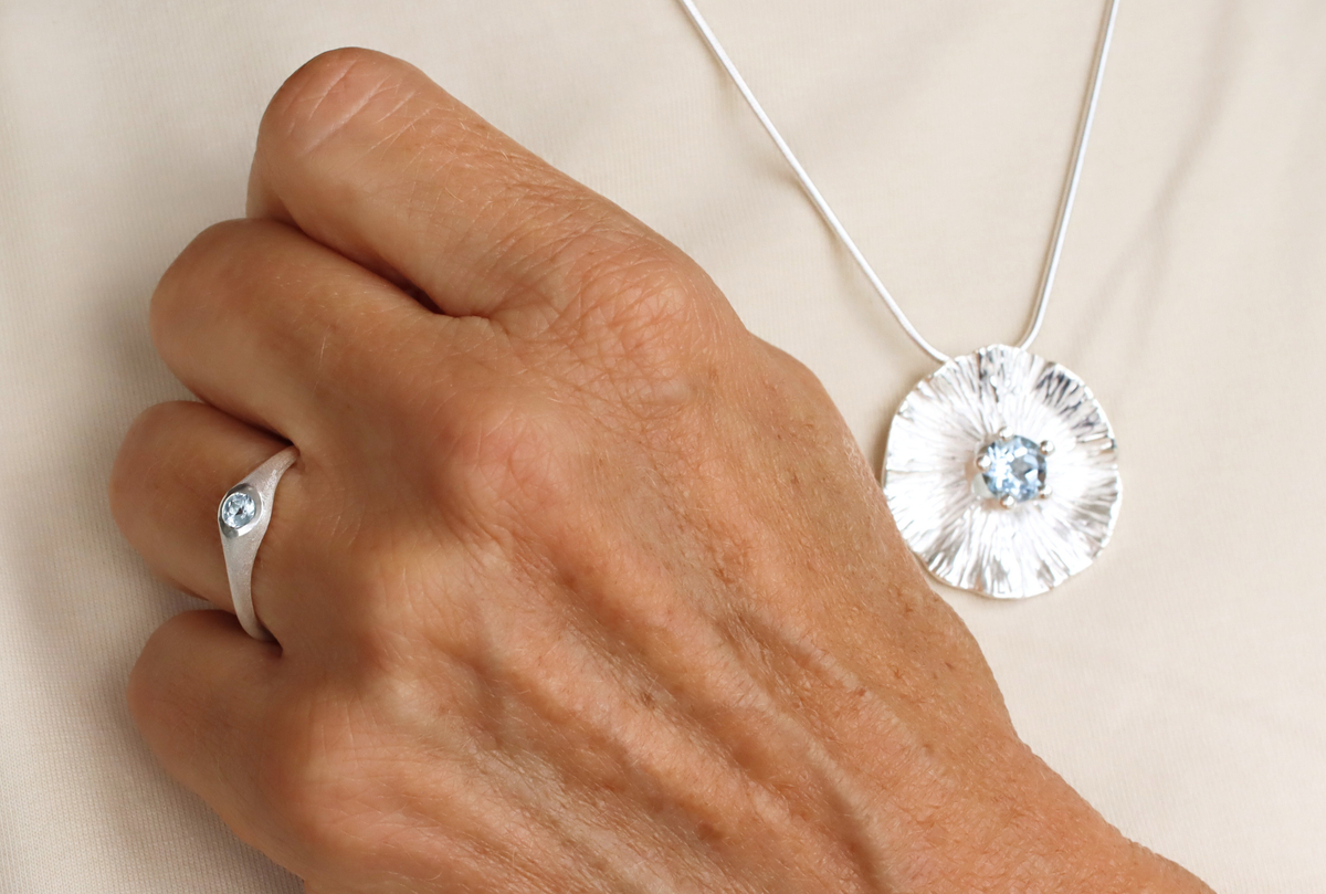 Schmaler Ring mit Blautopas Stein