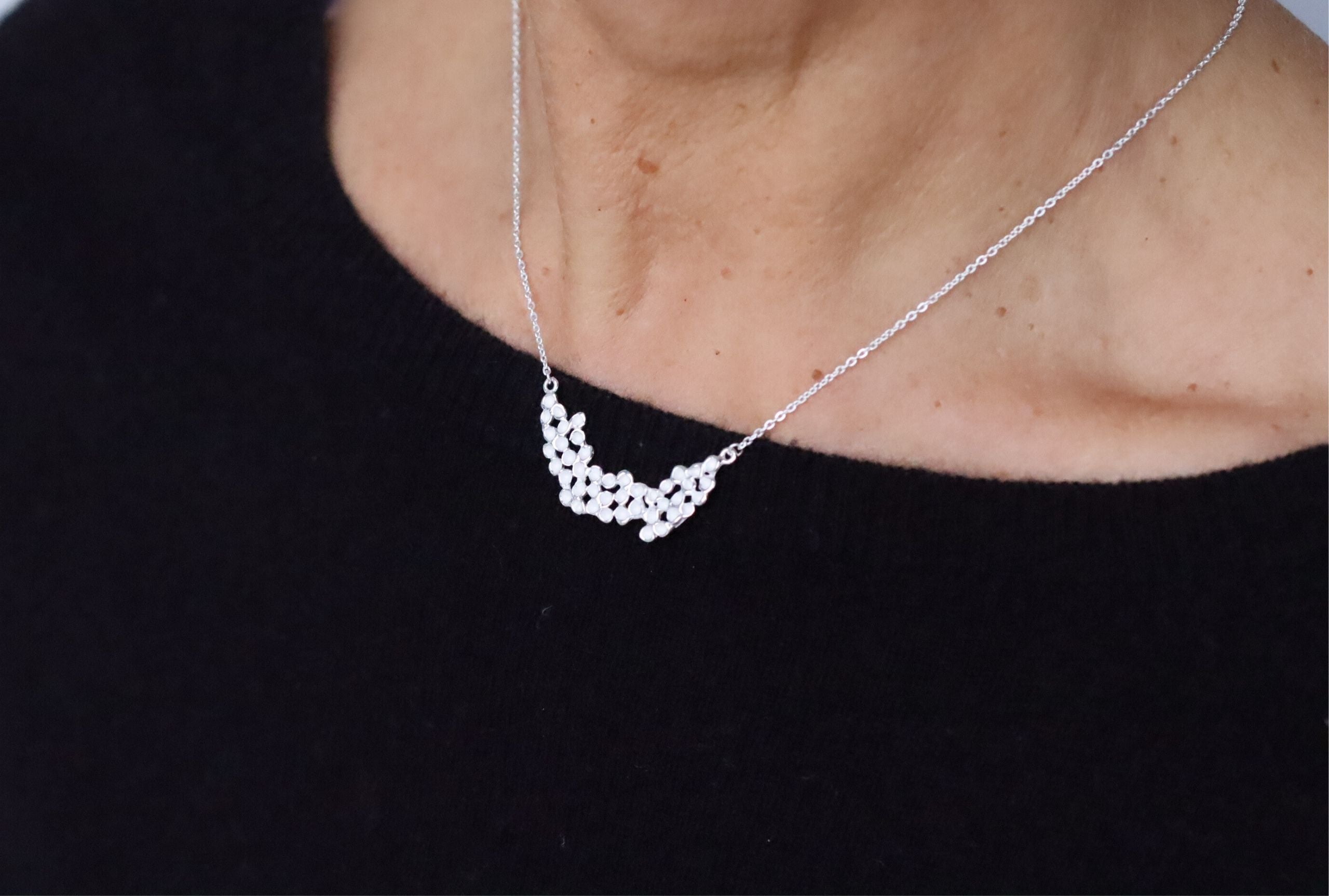 Filigrane Kette mit Waben-Anhänger
