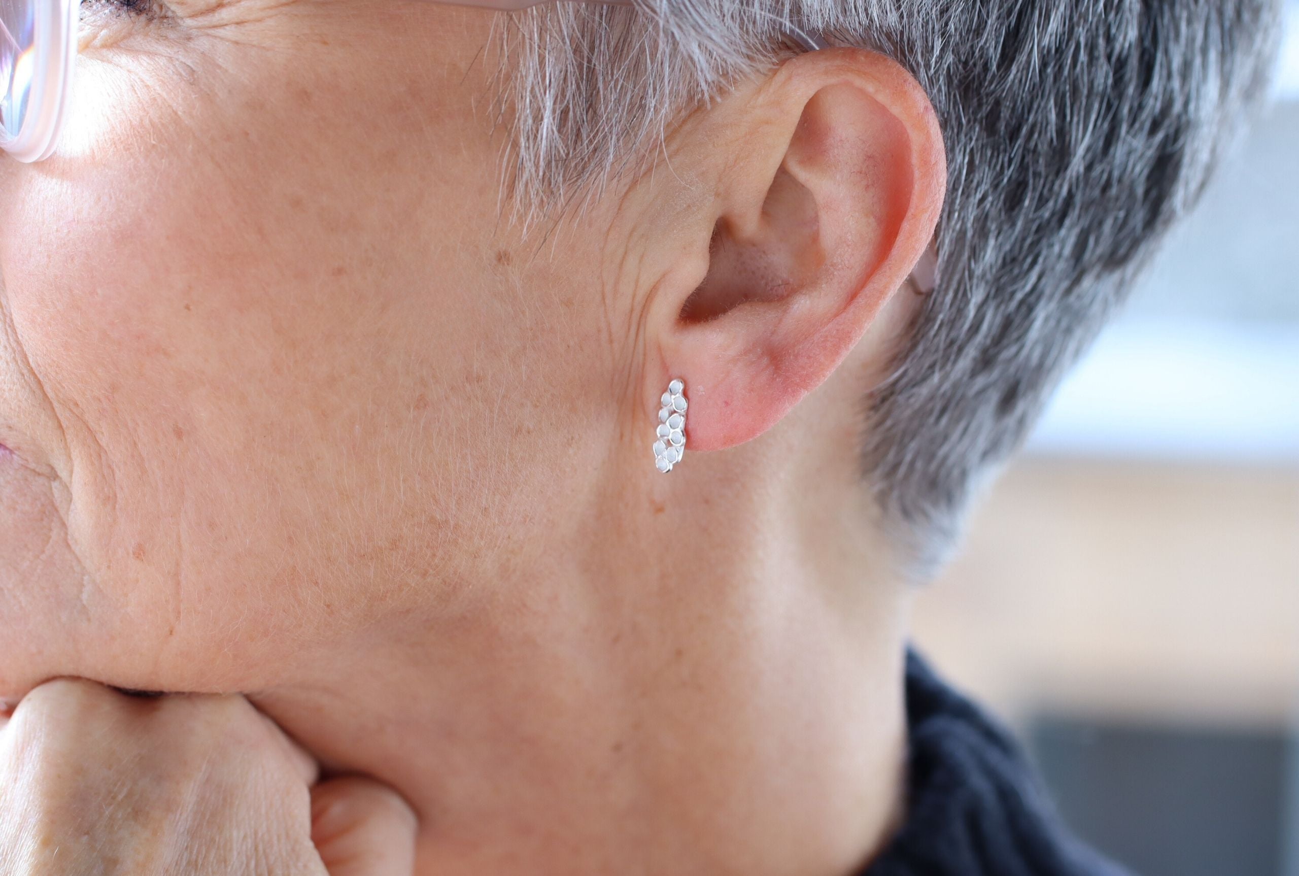 Fein-strukturierte Waben-Ohrstecker