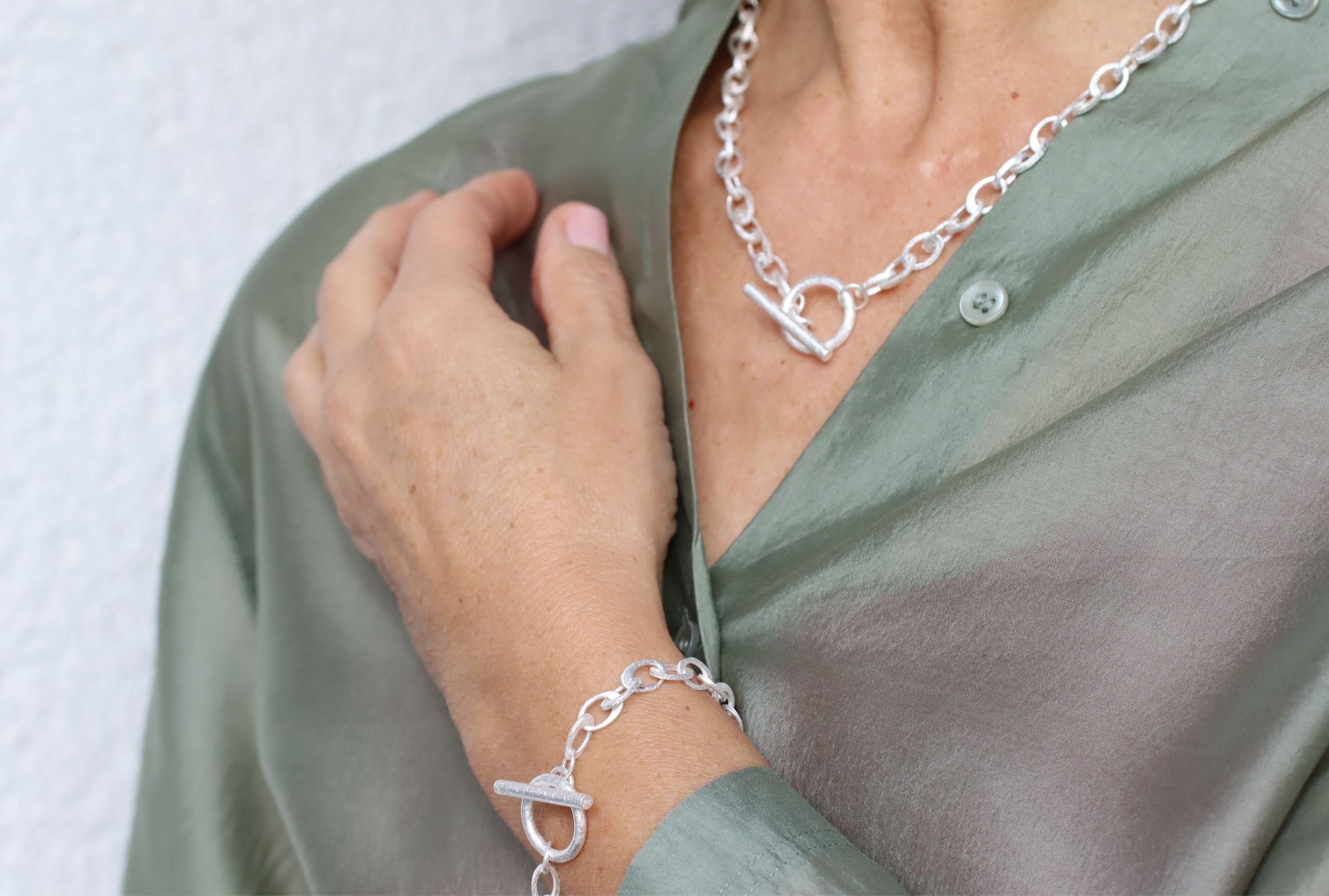 Dekoratives Gliederarmband mit Knebelverschluss