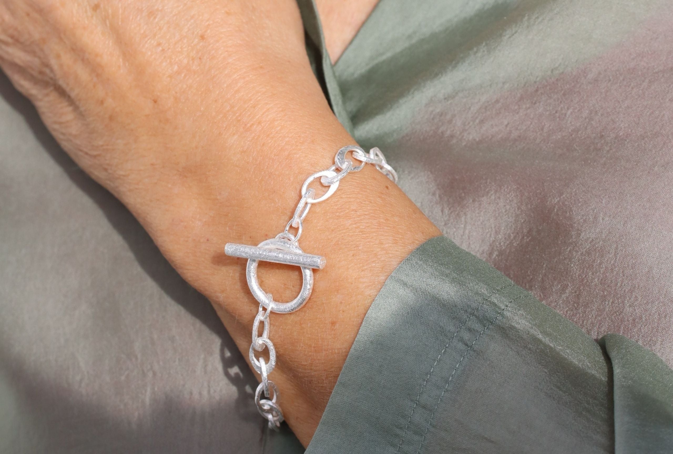 Dekoratives Gliederarmband mit Knebelverschluss