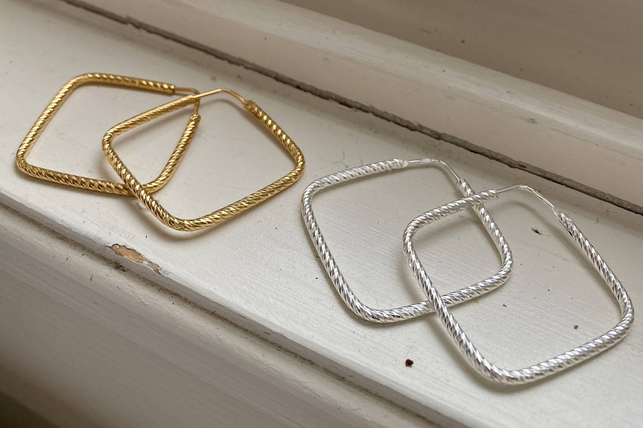 Diamantierte Quadratische Creolen vergoldet