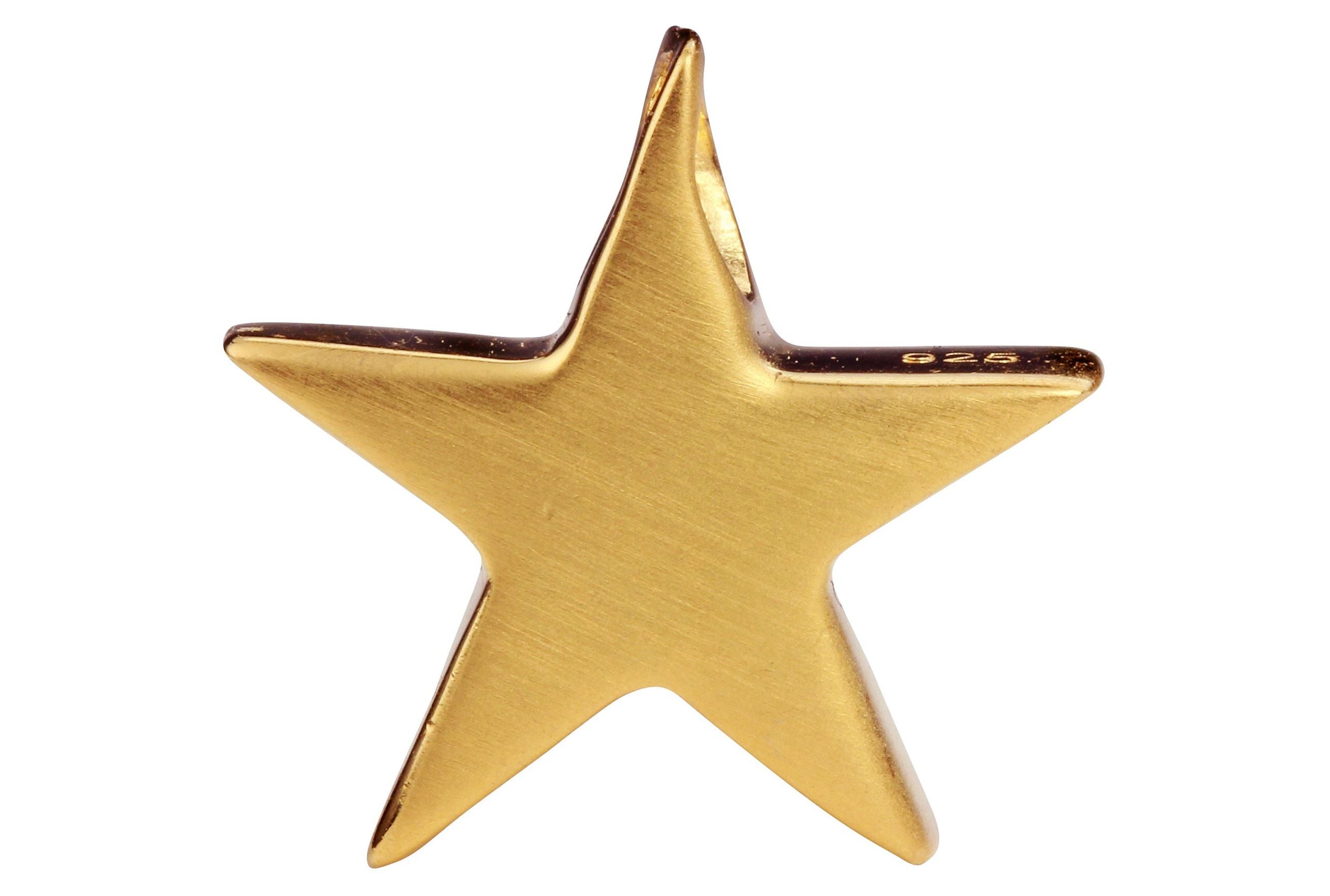 Massiv gearbeiteter Sternchen Anhänger aus Silber mit vergoldeter Oberfläche, bei dem die Kette durch eine seitlich gebohrte Öse gefädelt wird.