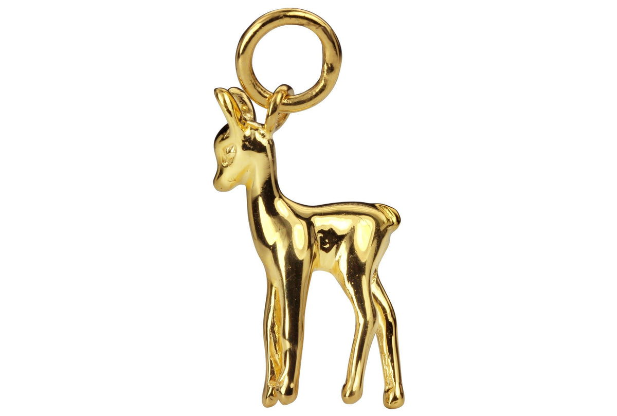 Fein modellierter Anhänger aus Silber mit Gold plattierter Oberfläche in Form eines Rehkitzes. Die Öse zum Fädeln befindet sich am Kopf des Tieres.