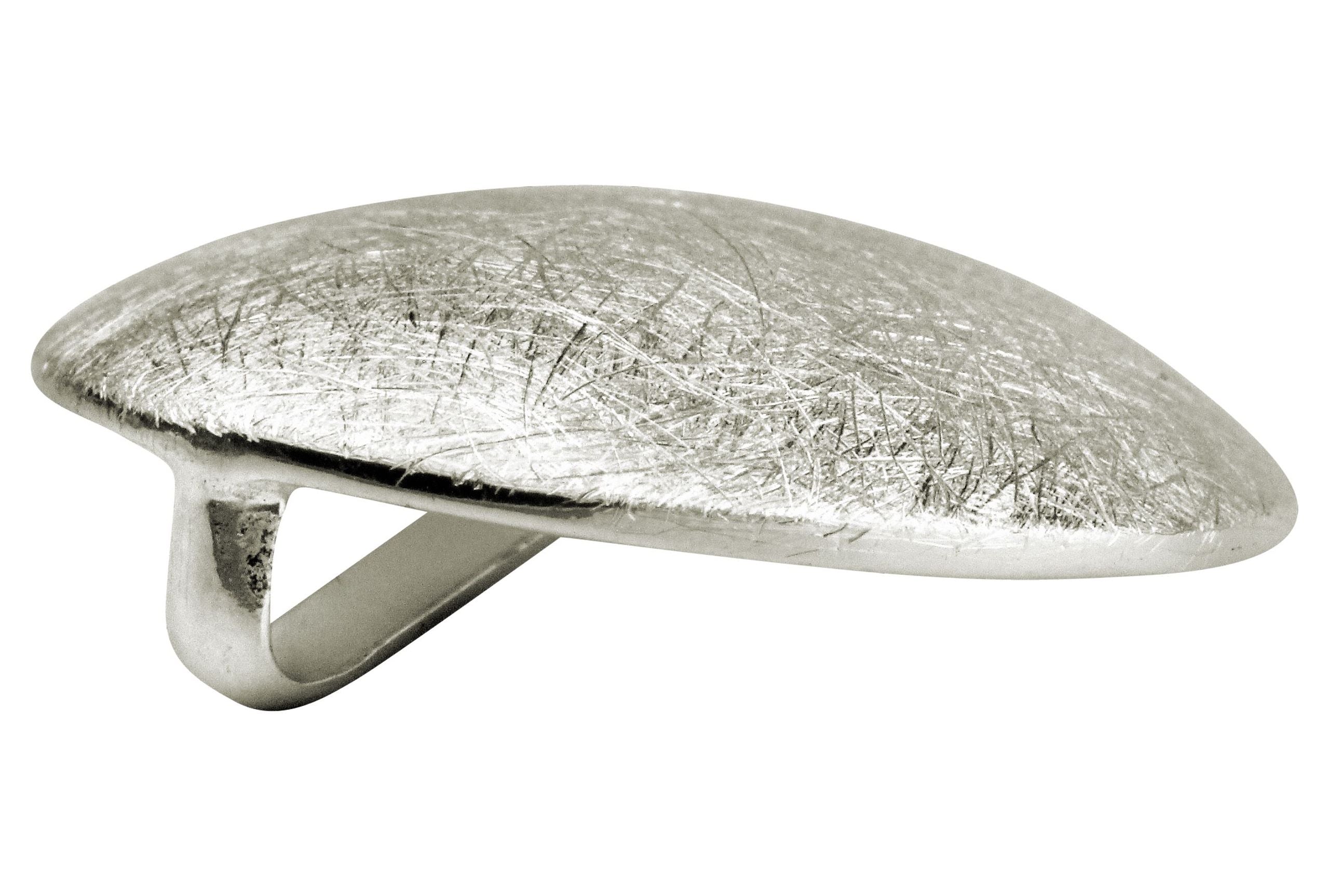 Ein runder Anhänger aus Silber für Damen, der im Design an einen Knopf erinnert.
