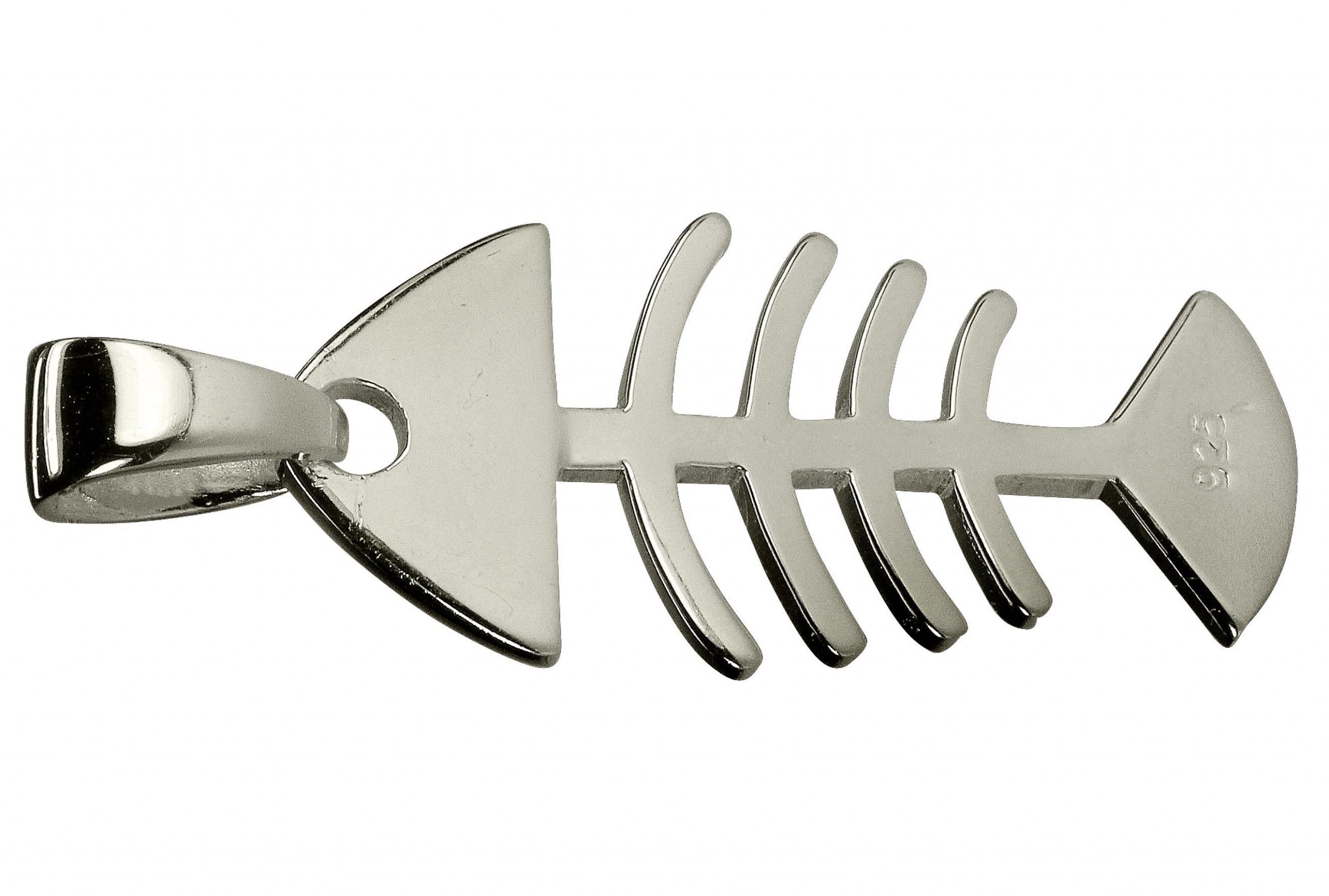 Ein Anhänger aus Silber, der einen skelettierten Fisch darstellt und eine glänzende Oberfläche aufweist.