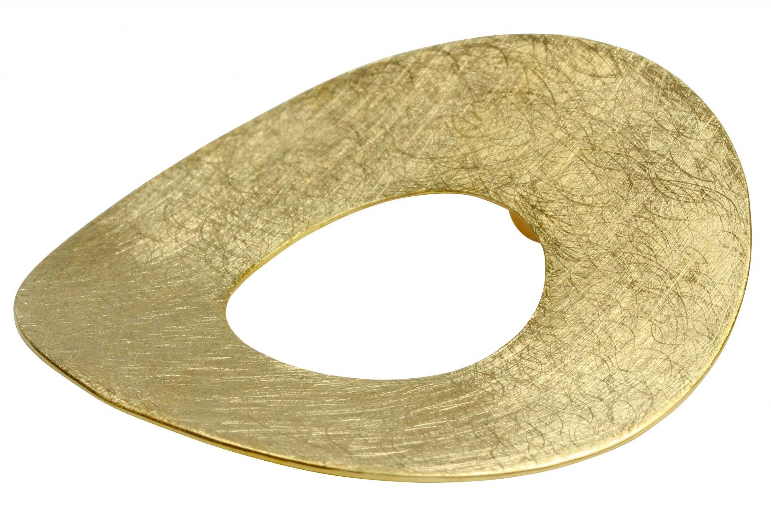 Ein großer und offener Anhänger aus vergoldetem Silber für Damen mit gebürsteter Oberfläche und einer extra großen Öse zum Fädeln.