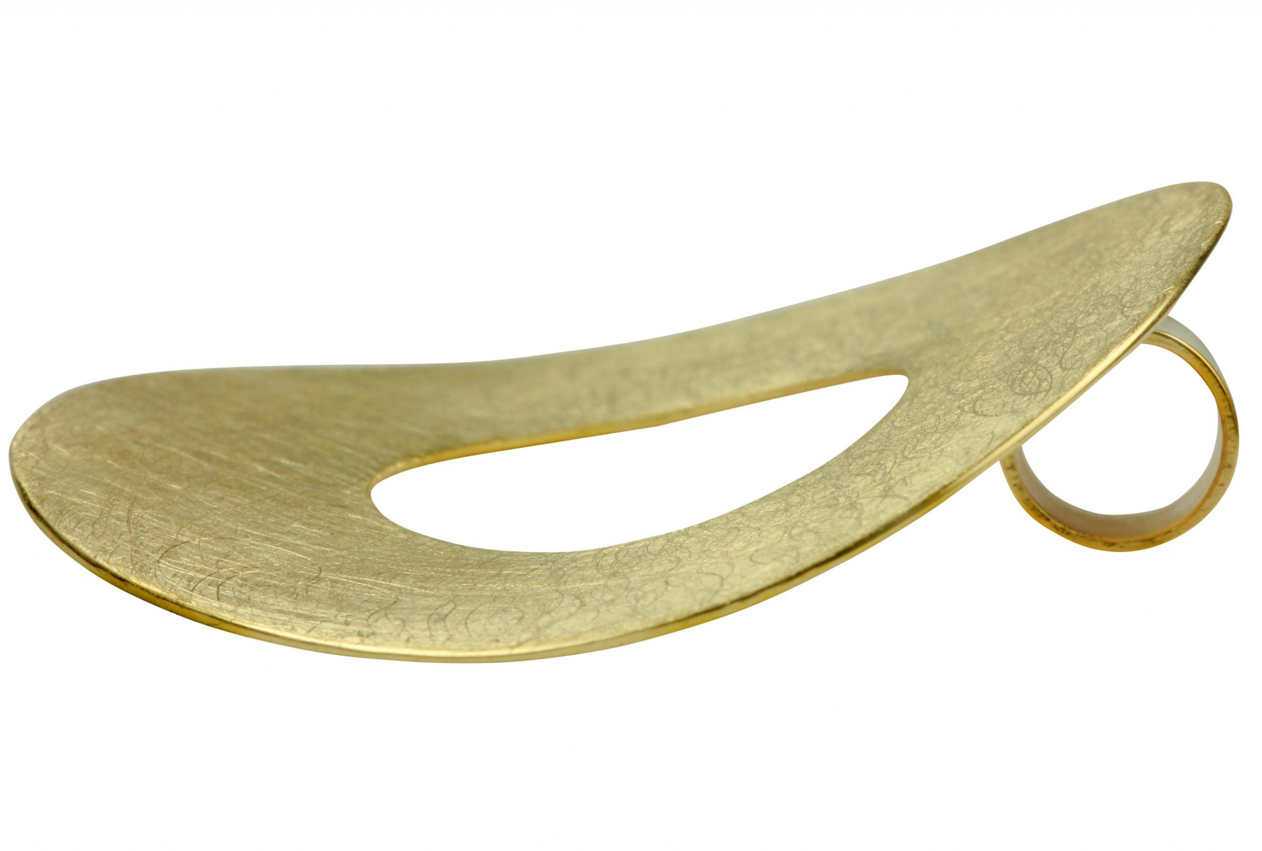 Ein großer und offener Anhänger aus vergoldetem Silber für Damen mit gebürsteter Oberfläche und einer extra großen Öse zum Fädeln.