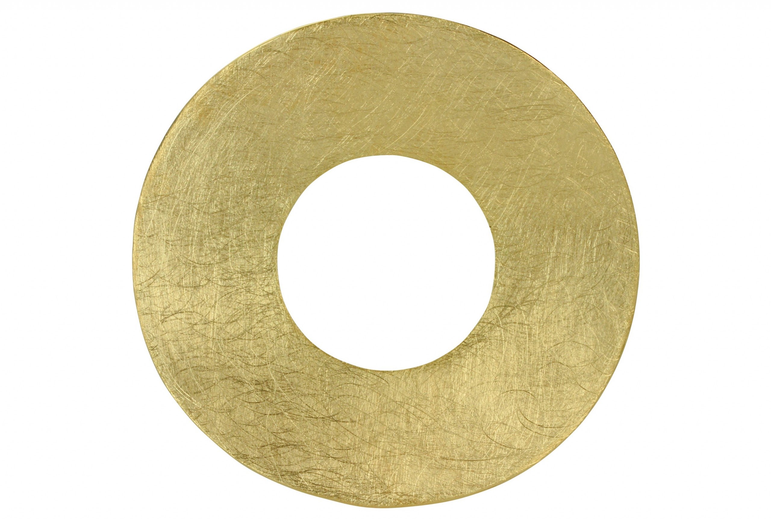 Ein großer und offener Anhänger aus vergoldetem Silber für Damen mit gebürsteter Oberfläche und einer extra großen Öse zum Fädeln.