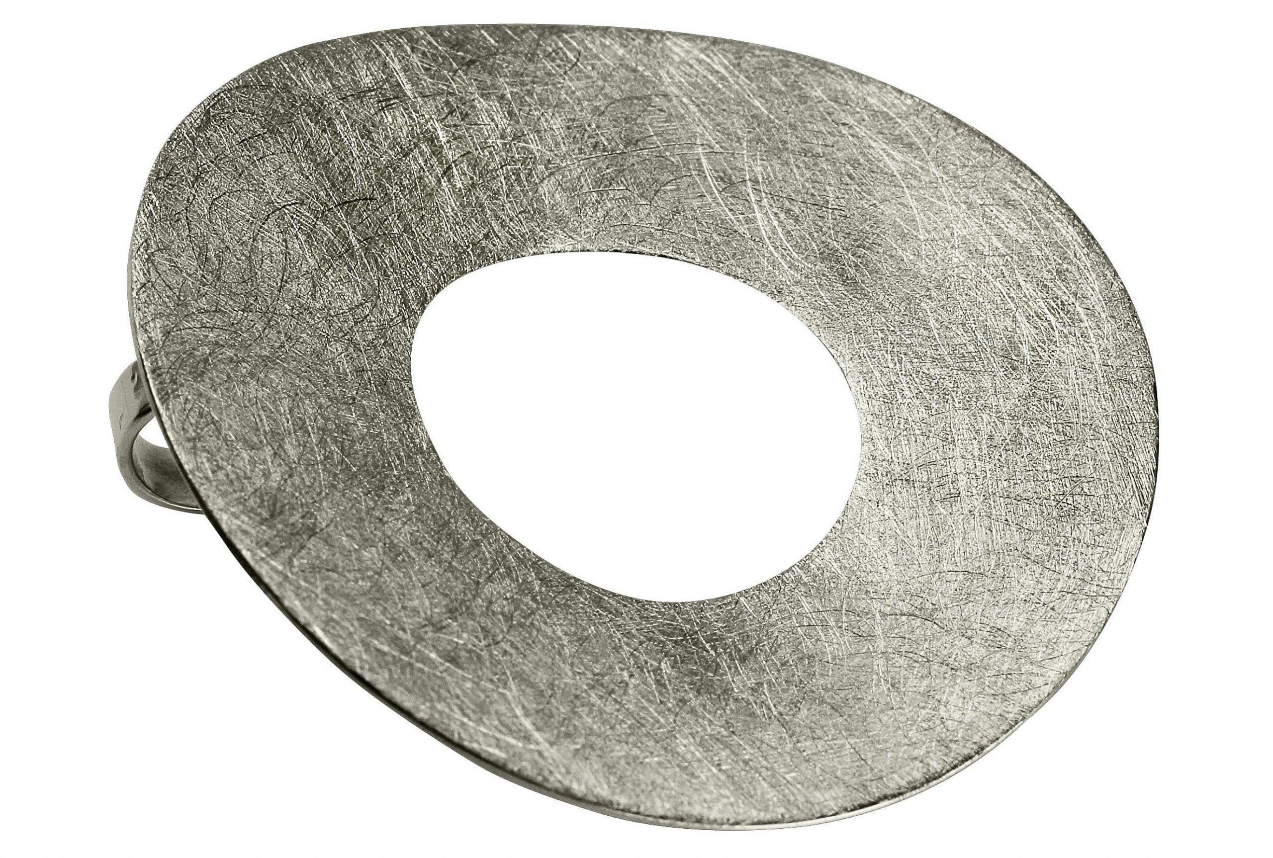 Ein großer und offener Anhänger aus Silber für Damen mit gebürsteter Oberfläche und einer extra großen Öse zum Fädeln.