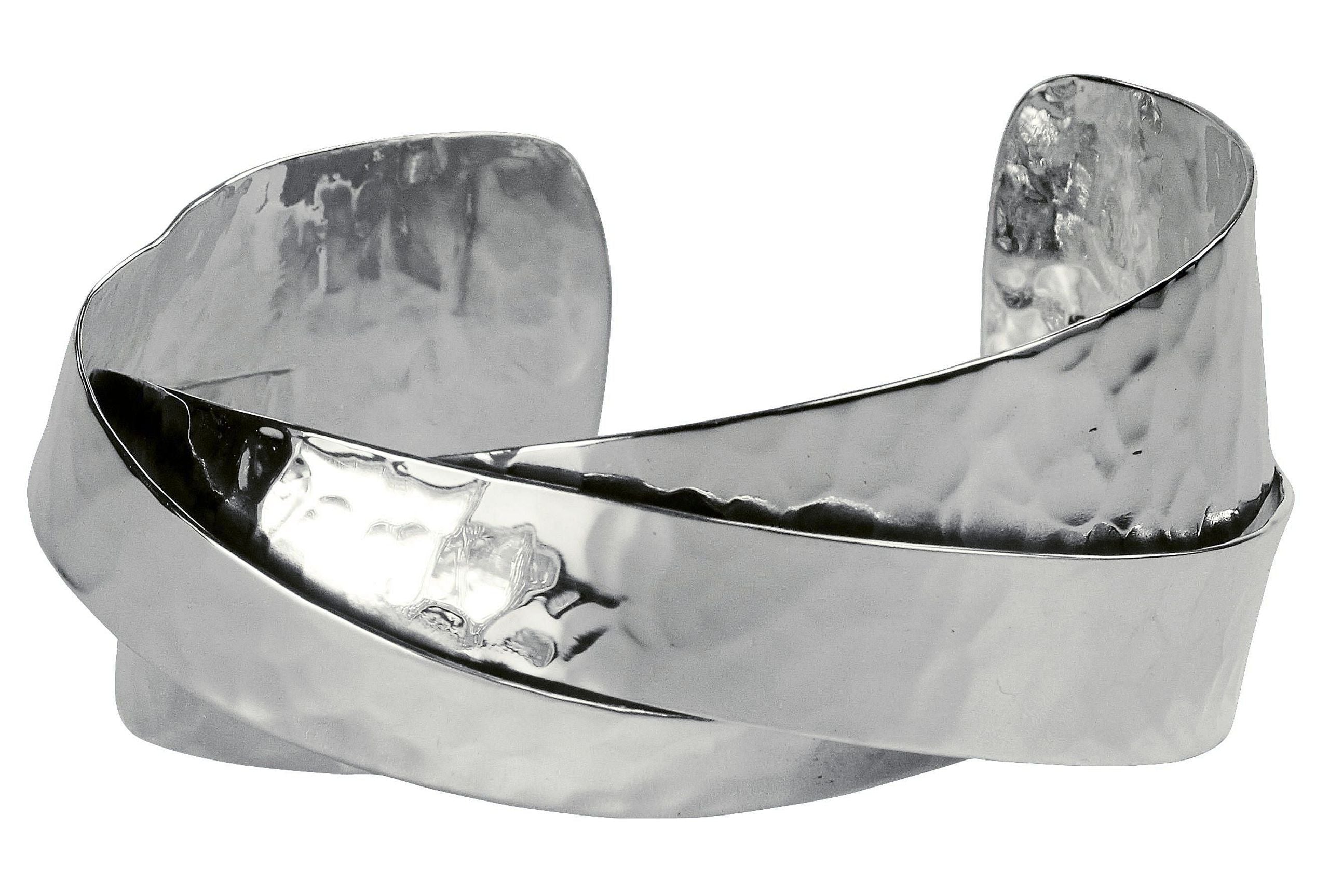 Gehämmerter Armreif aus Silber für Damen mit zwei diagonal sich überkreuzenden Silbersträngen, die kunstvoll verlötet sind.
