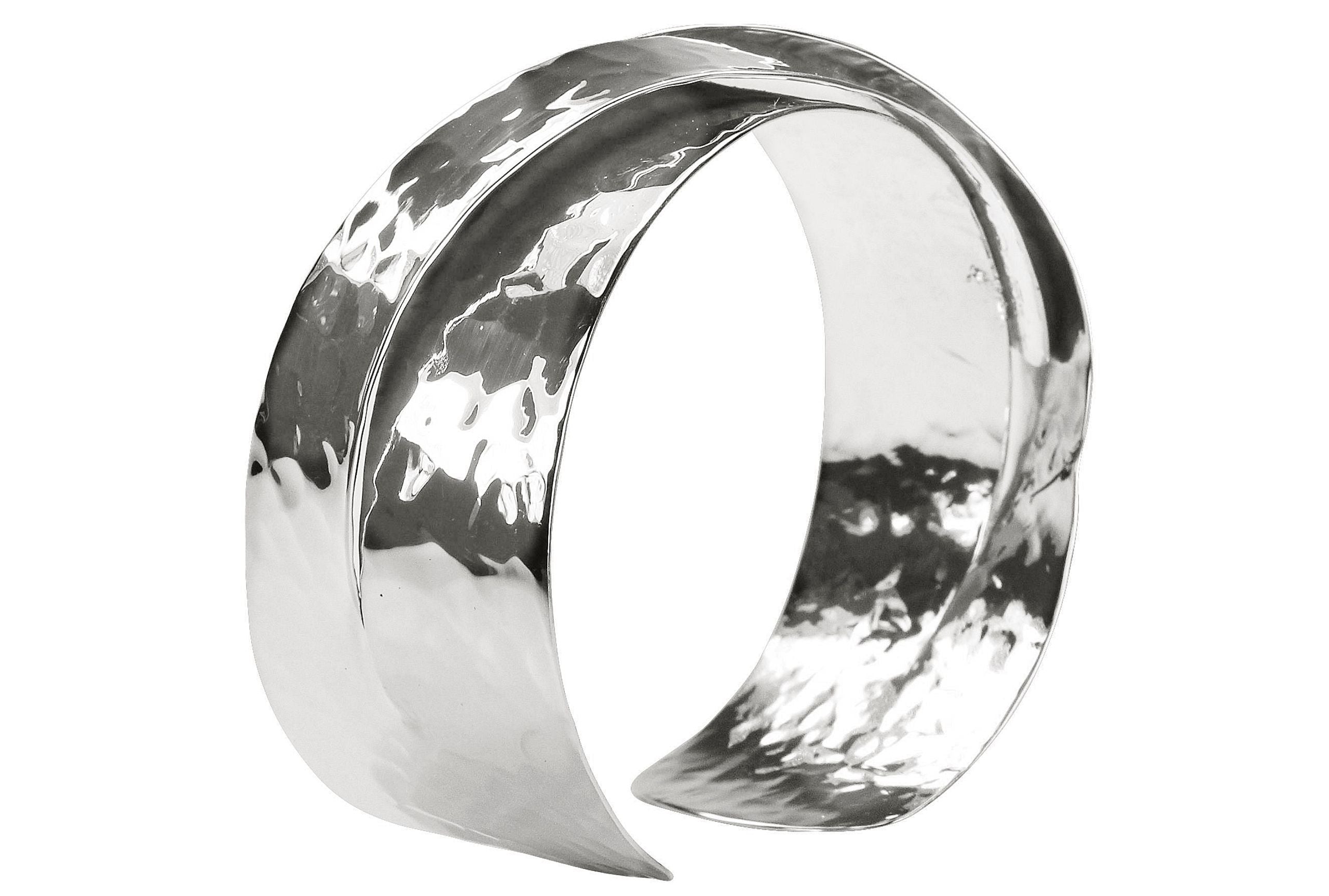 Gehämmerter Armreif aus Silber für Damen mit zwei diagonal sich überkreuzenden Silbersträngen, die kunstvoll verlötet sind.