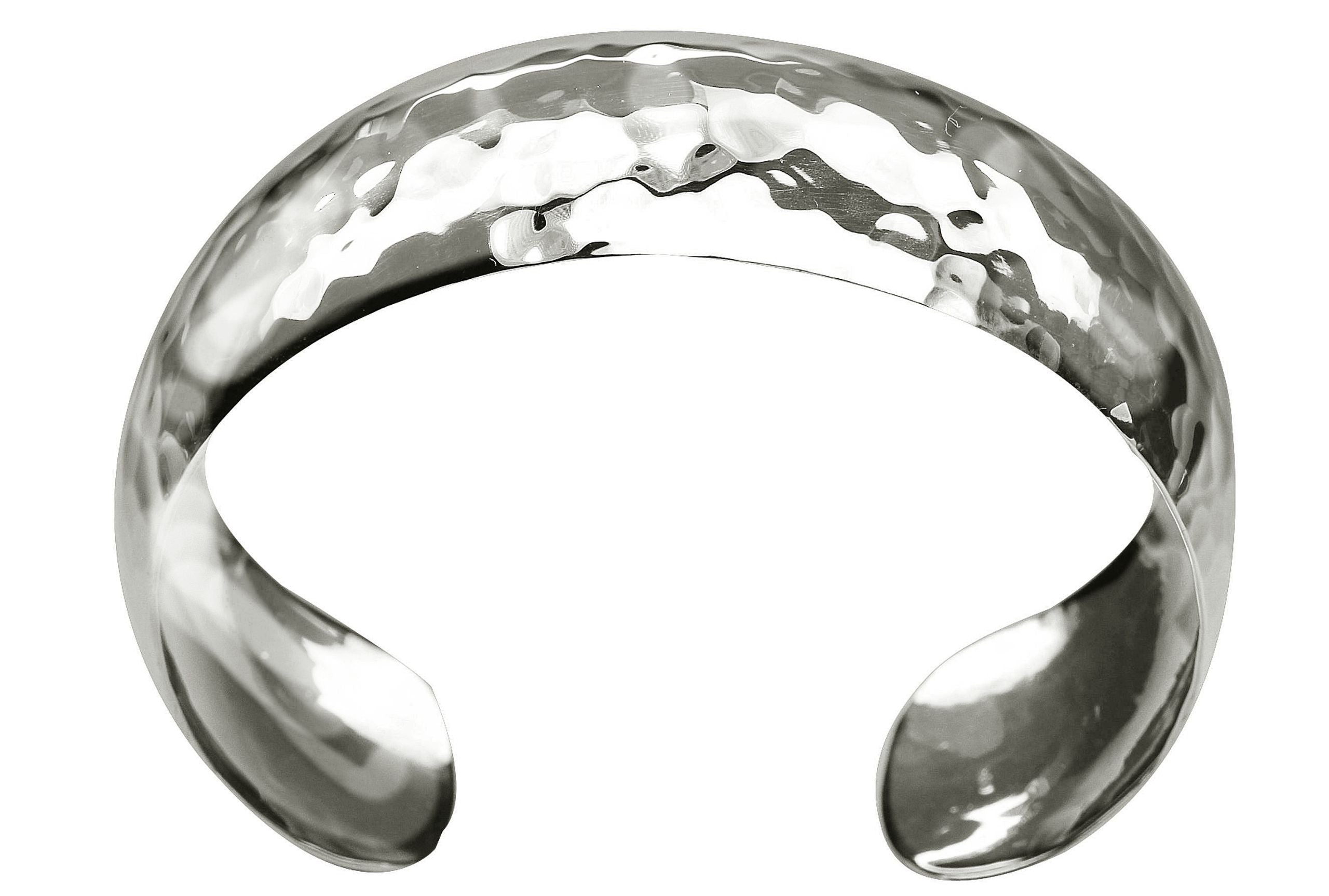 Ein geschmiedeter Armreif für Damen aus Silber mit gehämmerter Oberfläche.