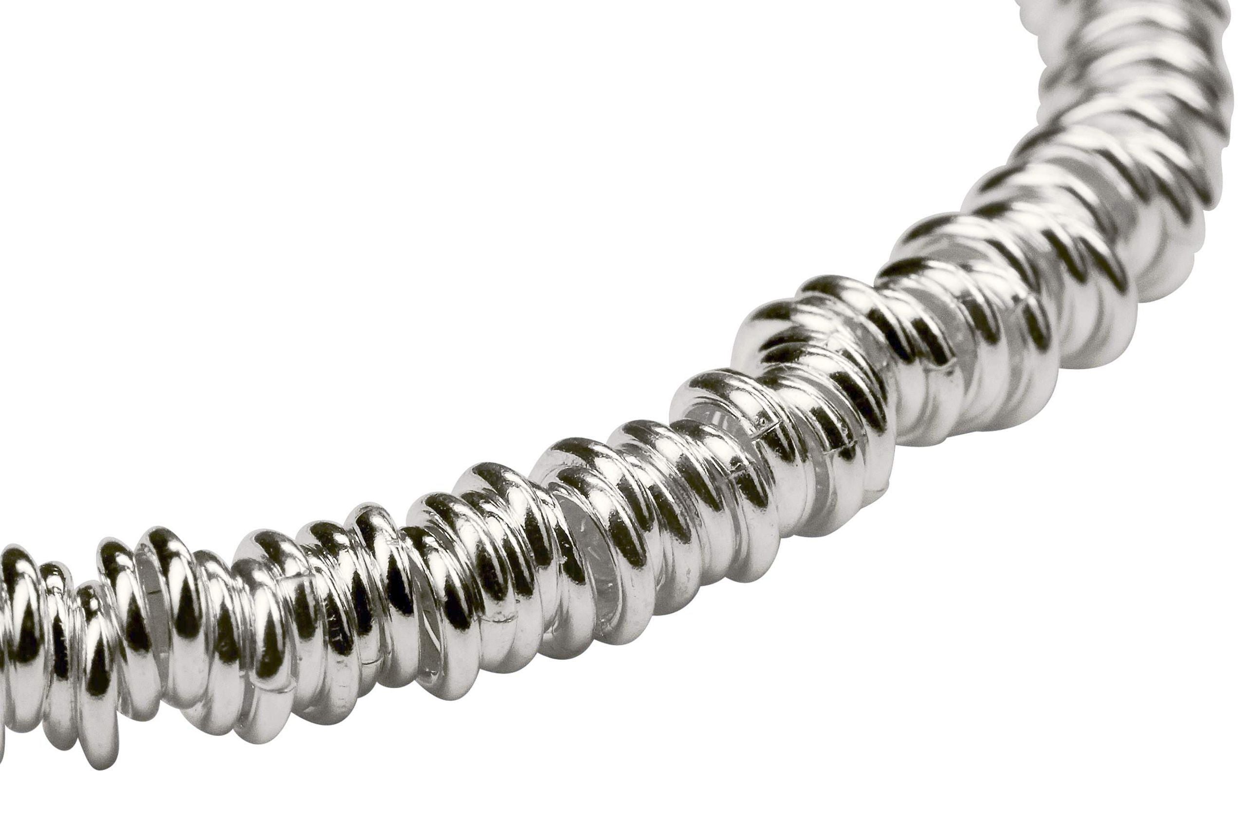 Ein Armband aus Silber für Damen aus vielen kleinen einzelnen Silberringen, die verschlussfrei auf ein Gummiband aufgefädelt sind.