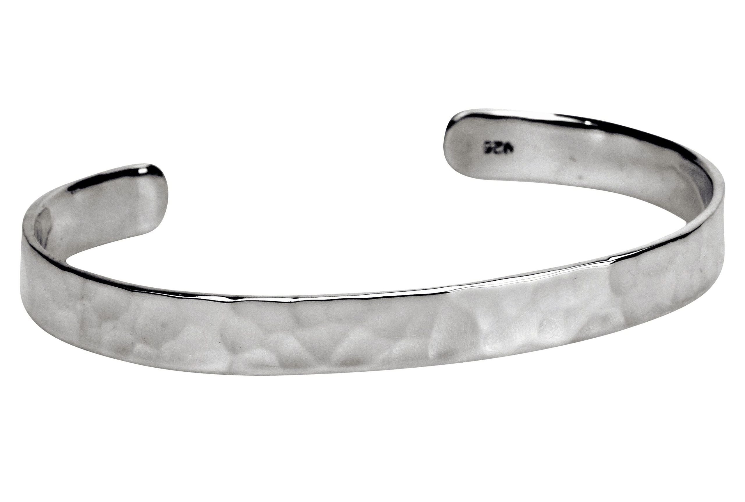 Ein gehämmerter schmaler Schmiede Armreif aus Silber für Damen und Herren.