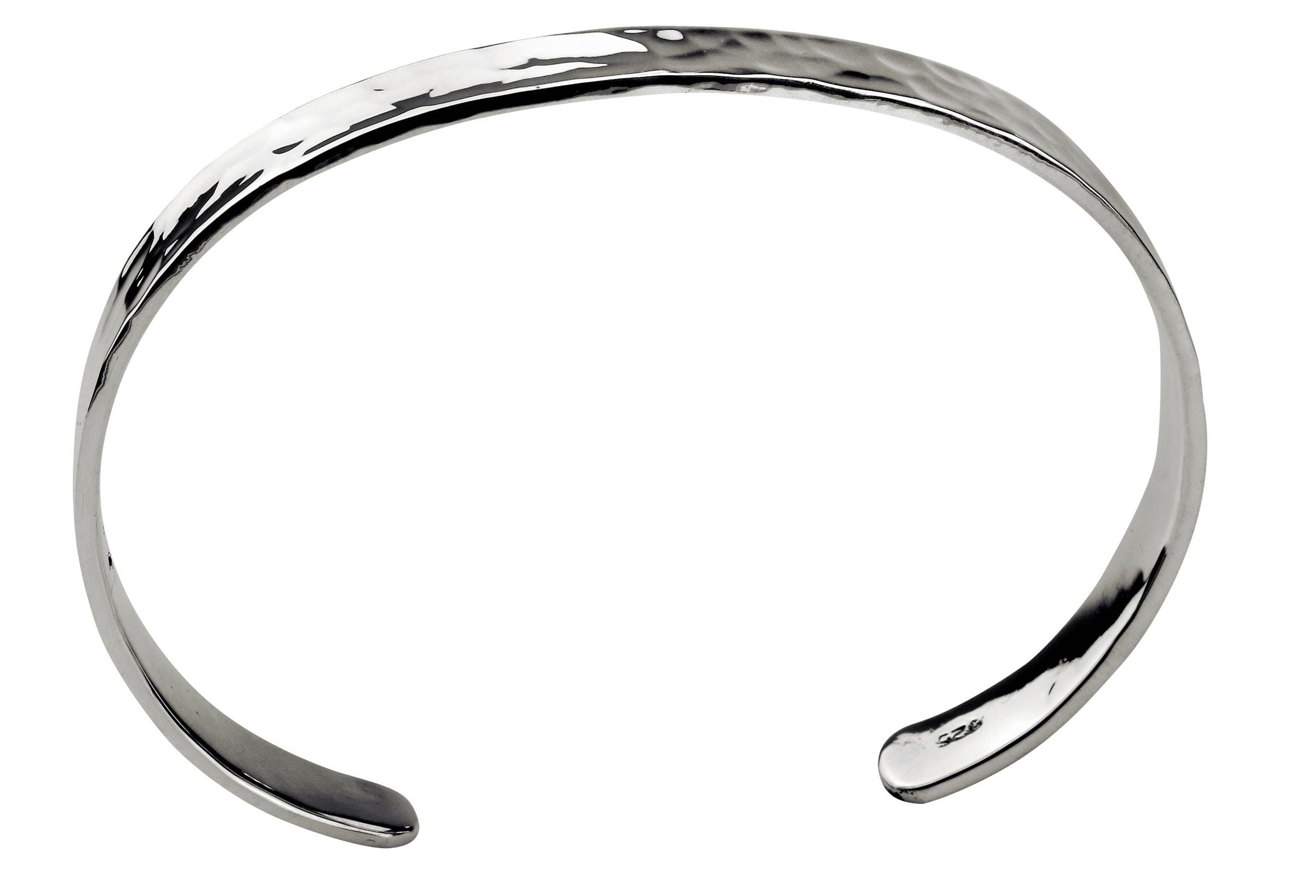 Ein gehämmerter schmaler Schmiede Armreif aus Silber für Damen und Herren.