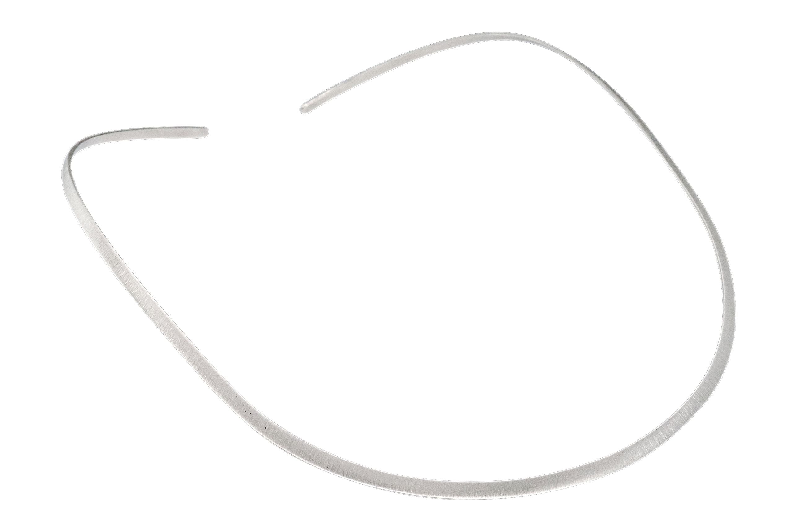Ein feinmattierter offener Halsreif aus Silber im klassischen Stil für Damen. Der Halsreif entspricht beim Tragen einer Kette von 42 cm Länge.