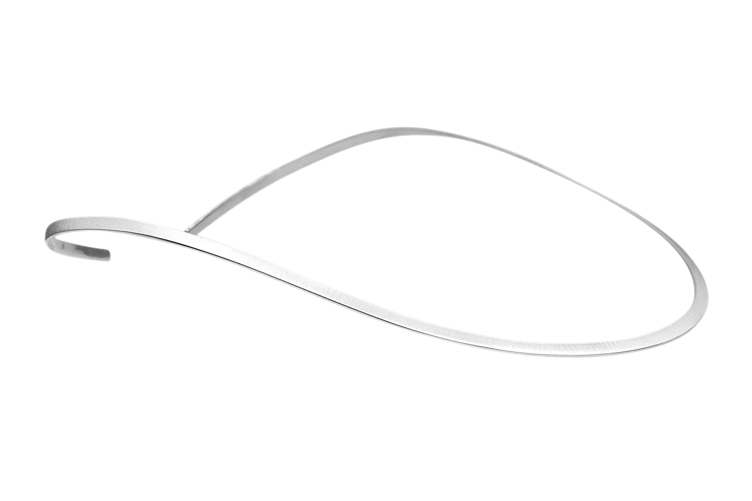 Ein feinmattierter offener Halsreif aus Silber im klassischen Stil für Damen, betrachtet aus seitlichem Blickwinkel. Der Halsreif entspricht beim Tragen einer Kette von 42 cm Länge.