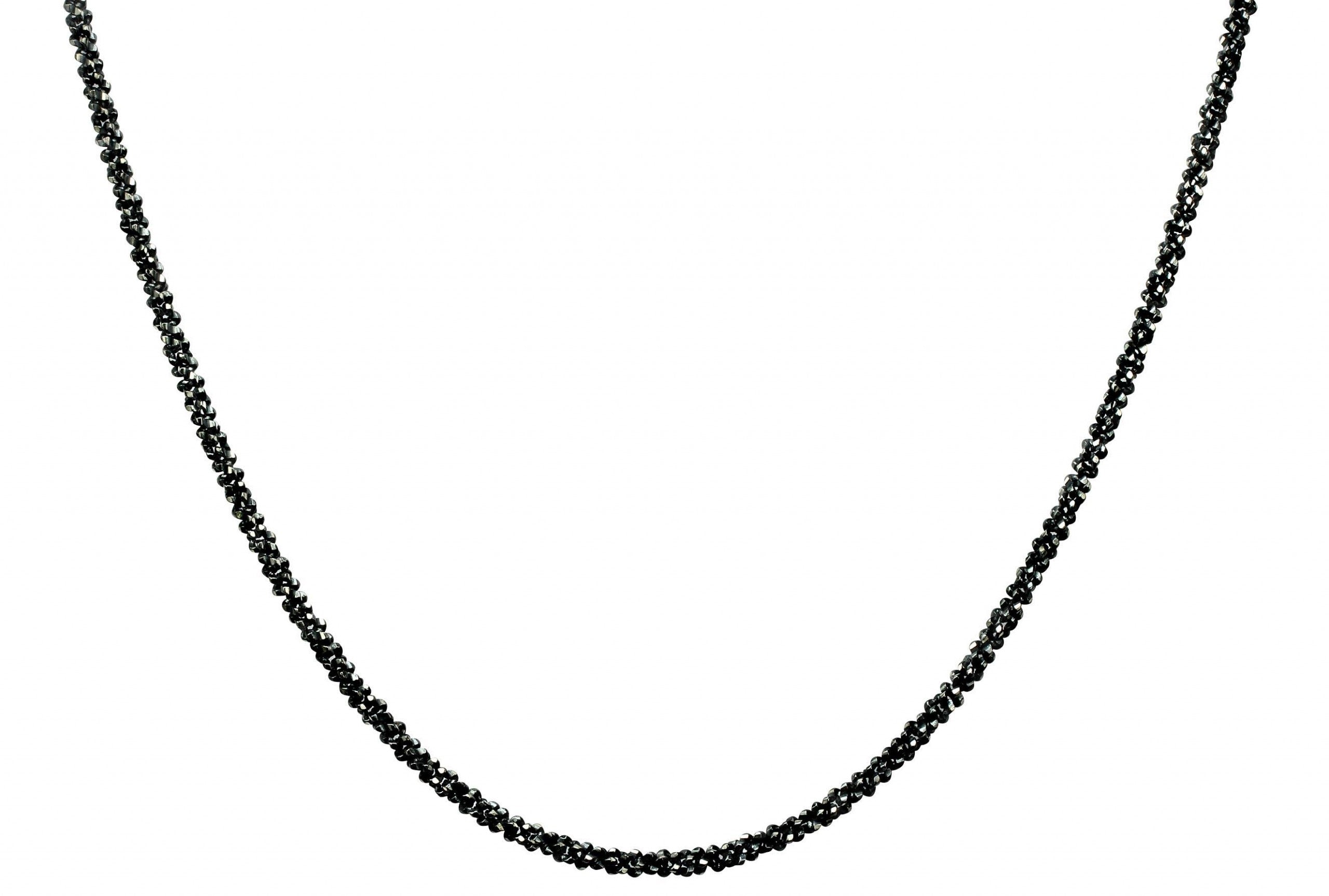 Geschwärzte Criss-Cross-Kette aus Silber für Damen mit einem geschmeidigen Geflecht und einer angeschliffenen funkelnden Oberfläche.