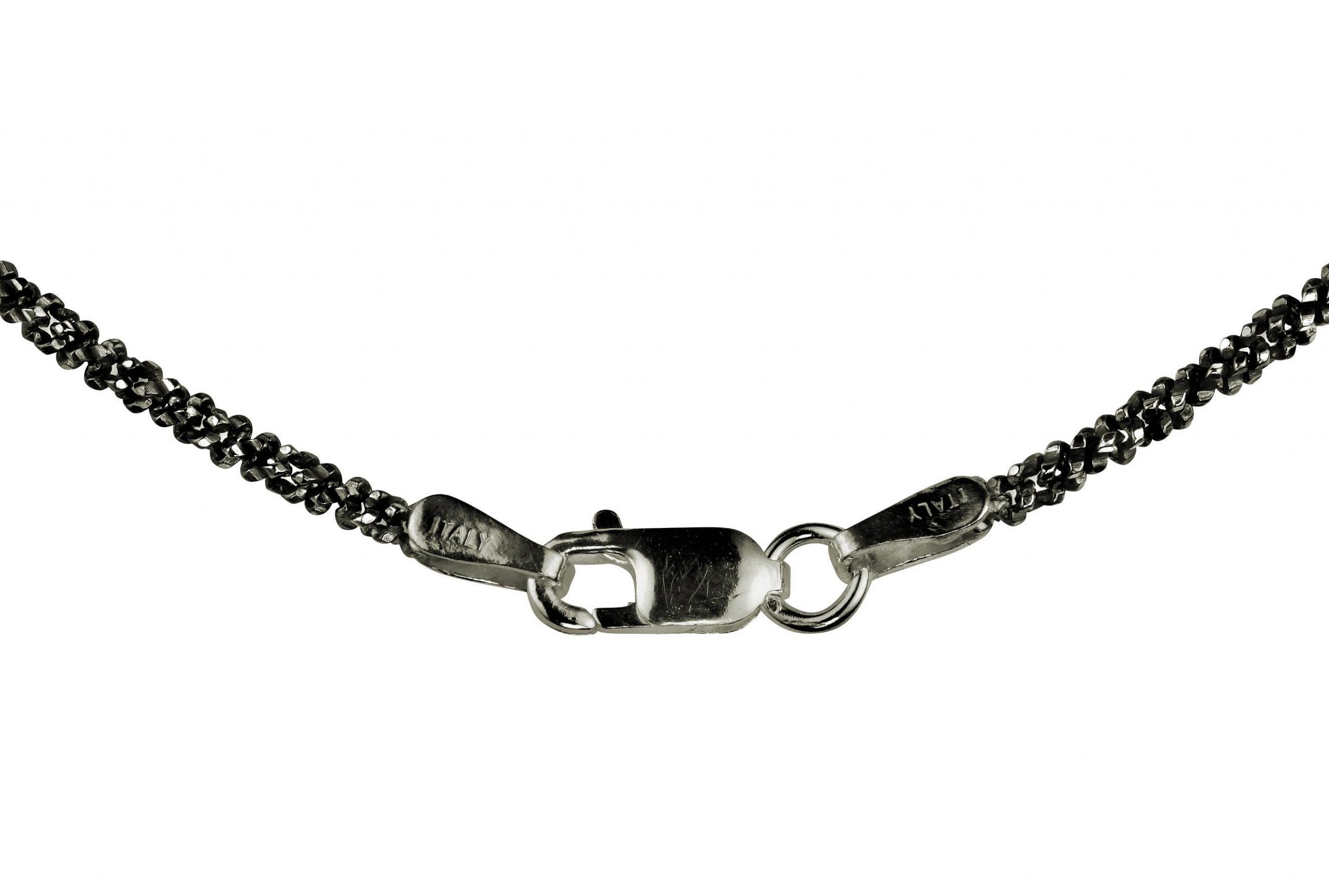 Karabinerverschluss einer geschwärzten Criss-Cross-Kette aus Silber für Damen mit einem geschmeidigen Geflecht und einer angeschliffenen funkelnden Oberfläche.