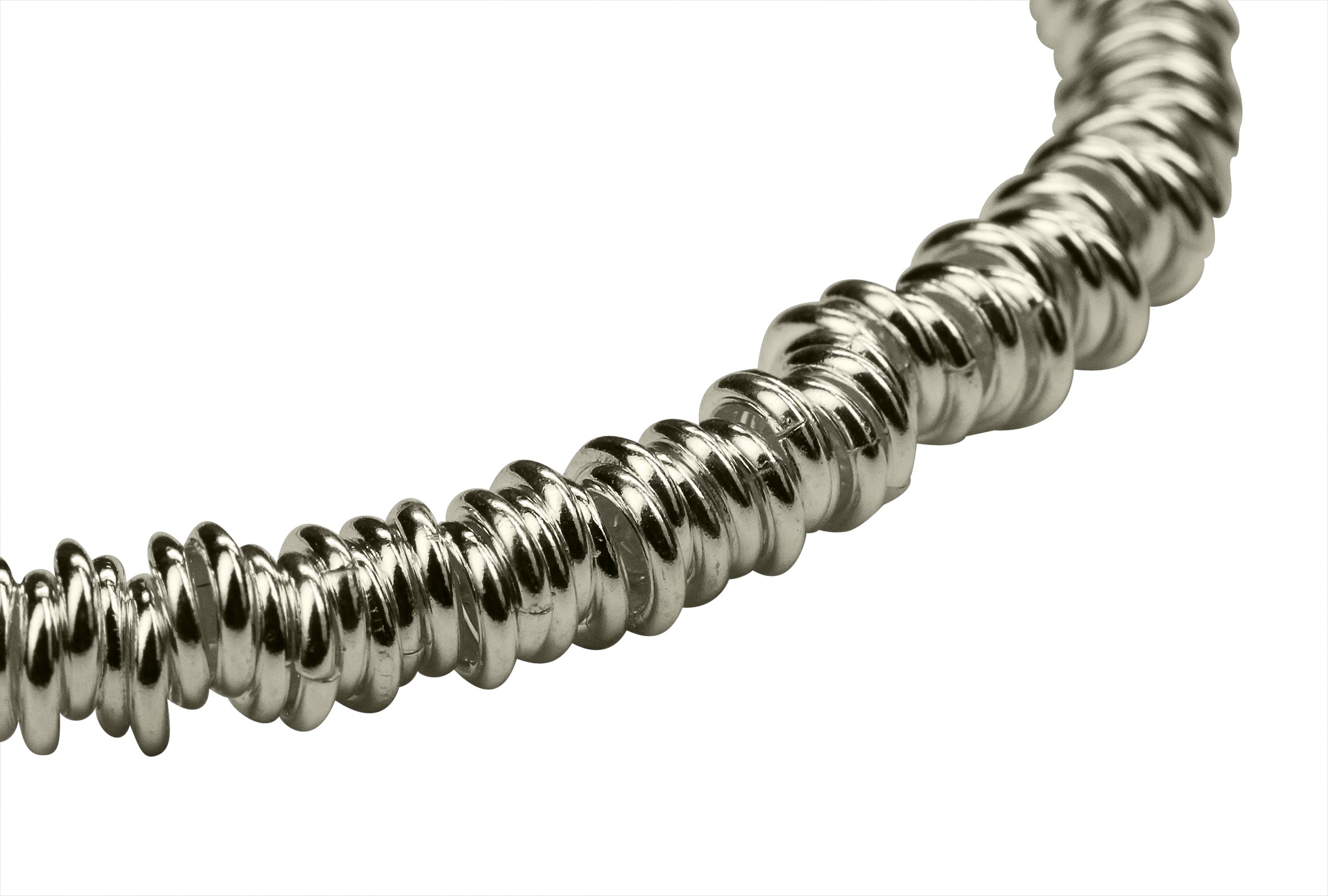 Eine Kette für Damen bestehend aus vielen kleinen Ringen aus Silber mit einem dekorativen Verschluss.
