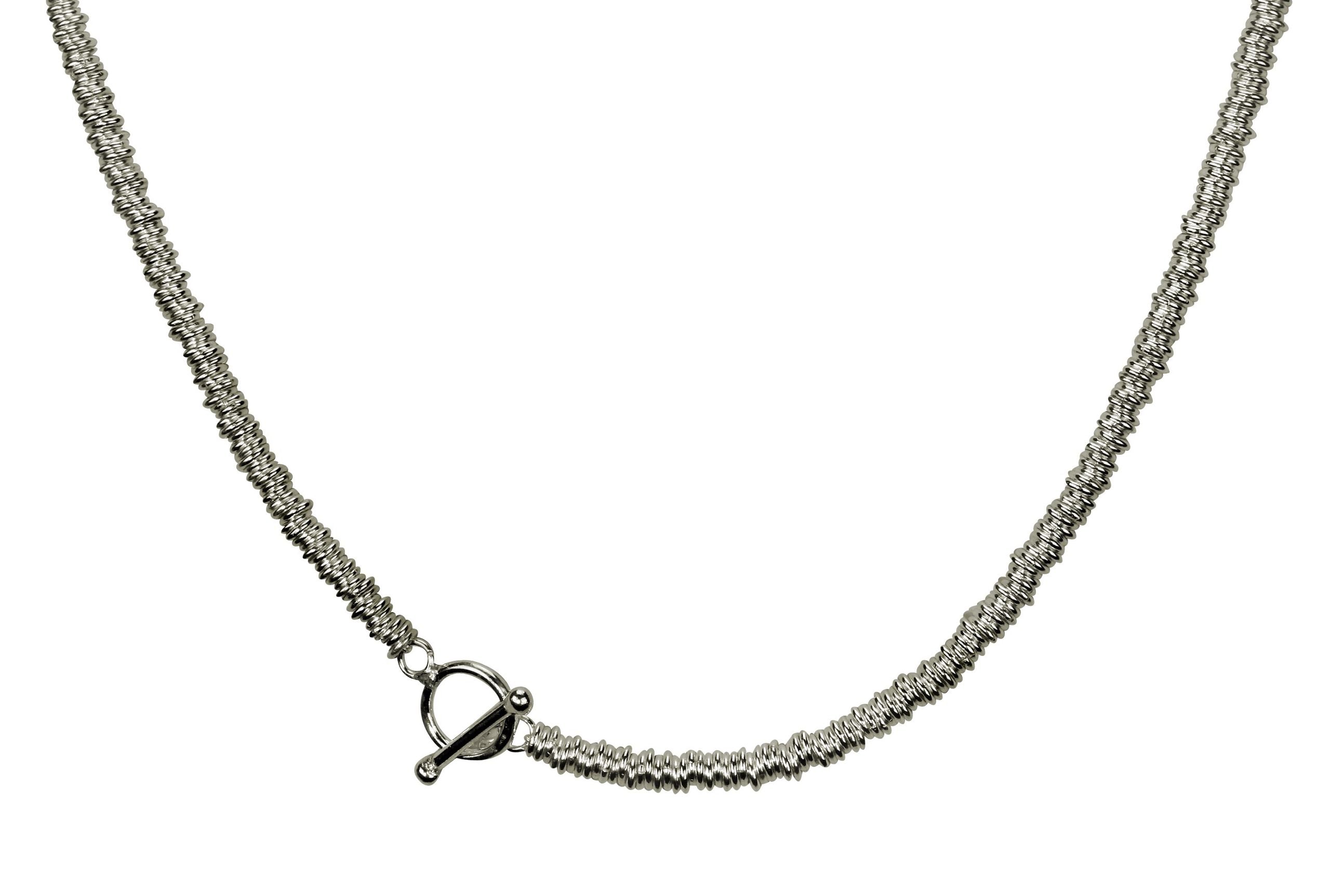 Eine Kette für Damen bestehend aus vielen kleinen Ringen aus Silber mit einem dekorativen Verschluss.