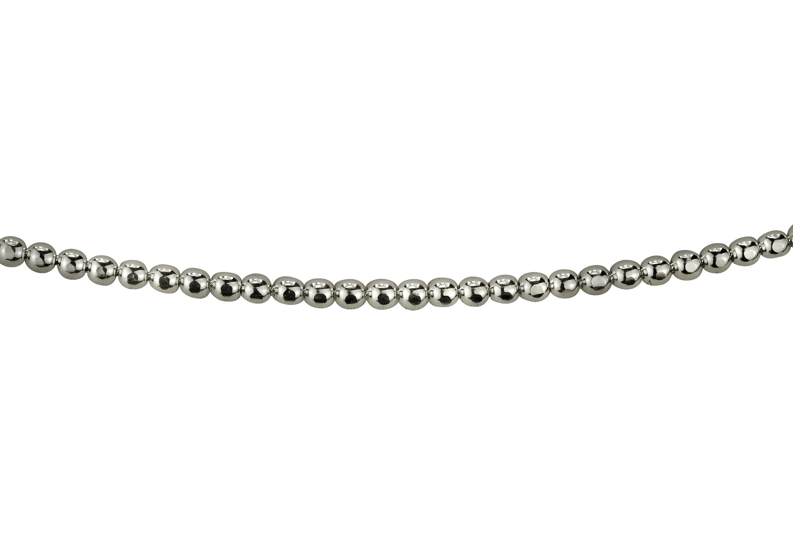 Eine diamantierte Kugelkette aus Silber für Damen. Die Kette ist raffiniert anschliffen und glitzert.