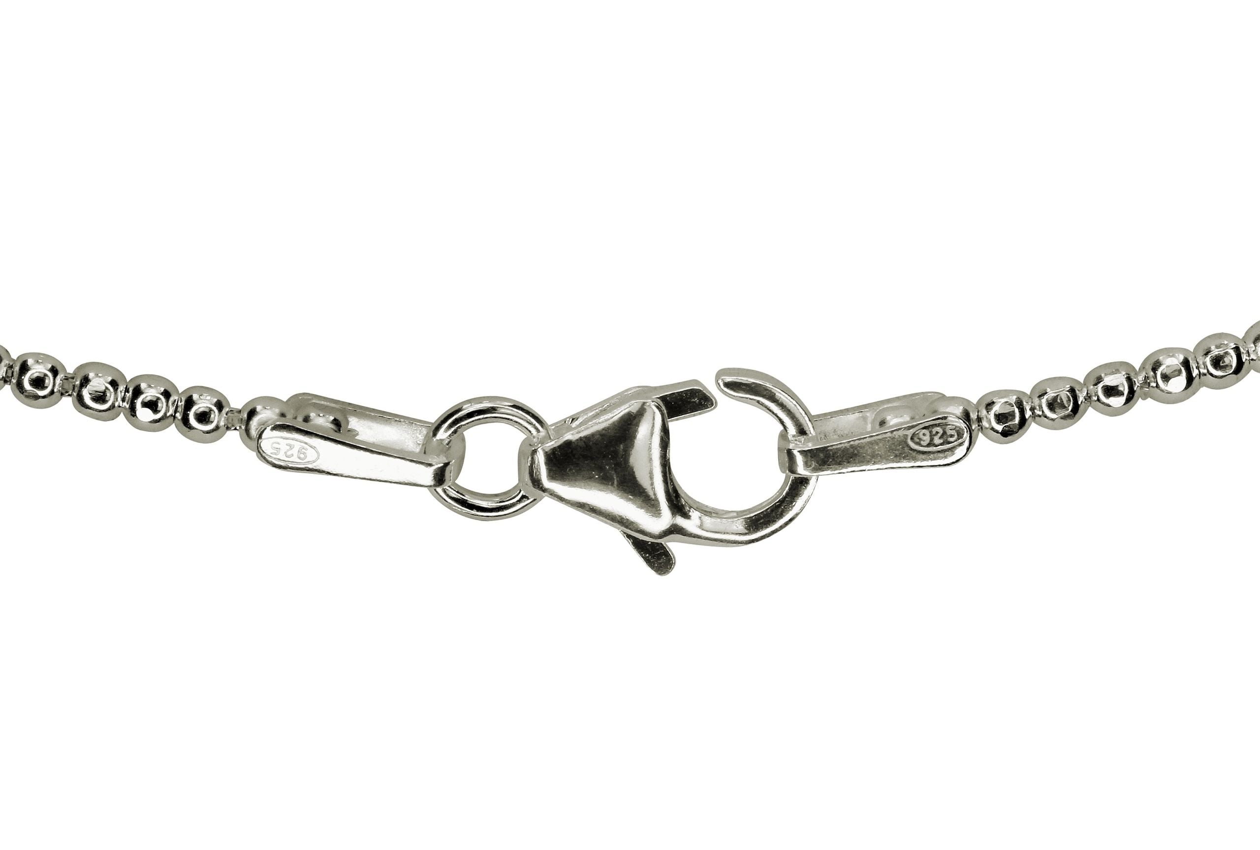 Eine diamantierte Kugelkette aus Silber für Damen. Hier im Fokus der Karabinerverschluss.