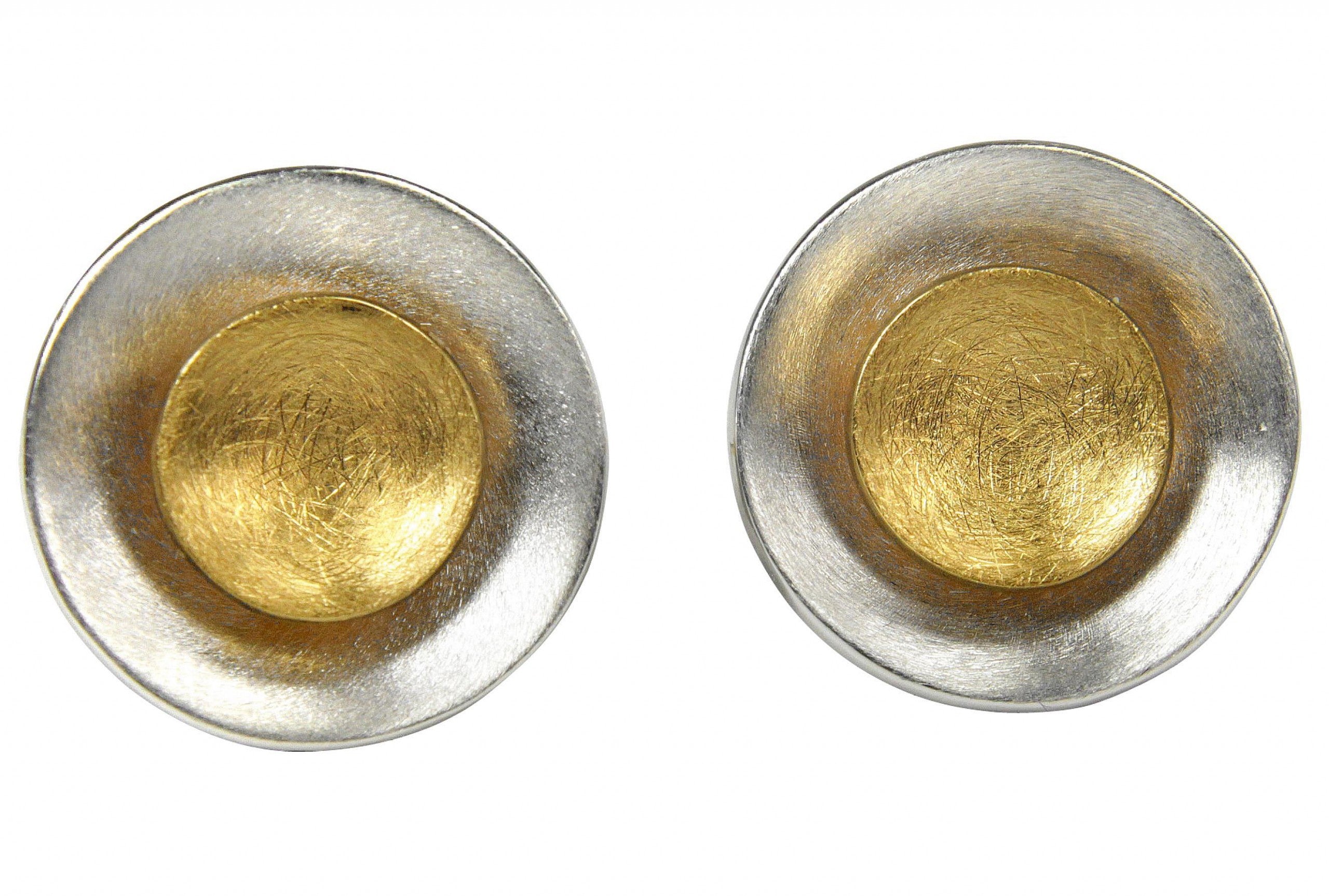 Frei kombinierbare Ohrstecker aus jeweils einer äußeren Schale aus Silber und einem inneren Stecker, der mit Gold plattiert ist.