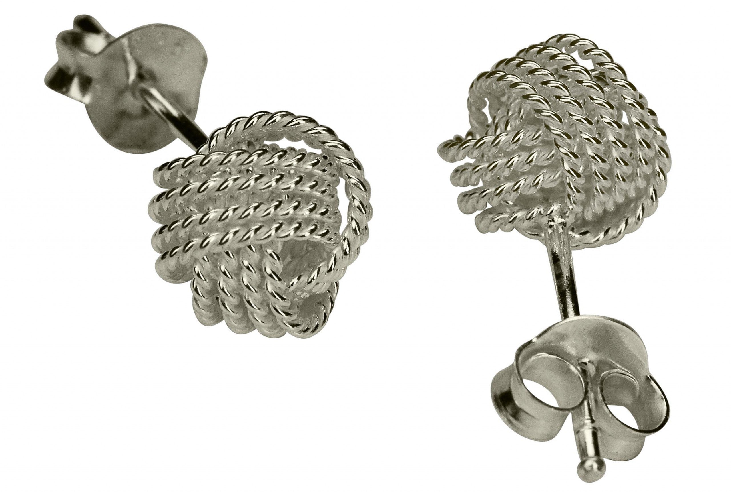 Ein Paar Ohrstecker für Damen gearbeitet aus gekordeltem Silberdraht in Form des Love Knot, also des Liebesknotens.