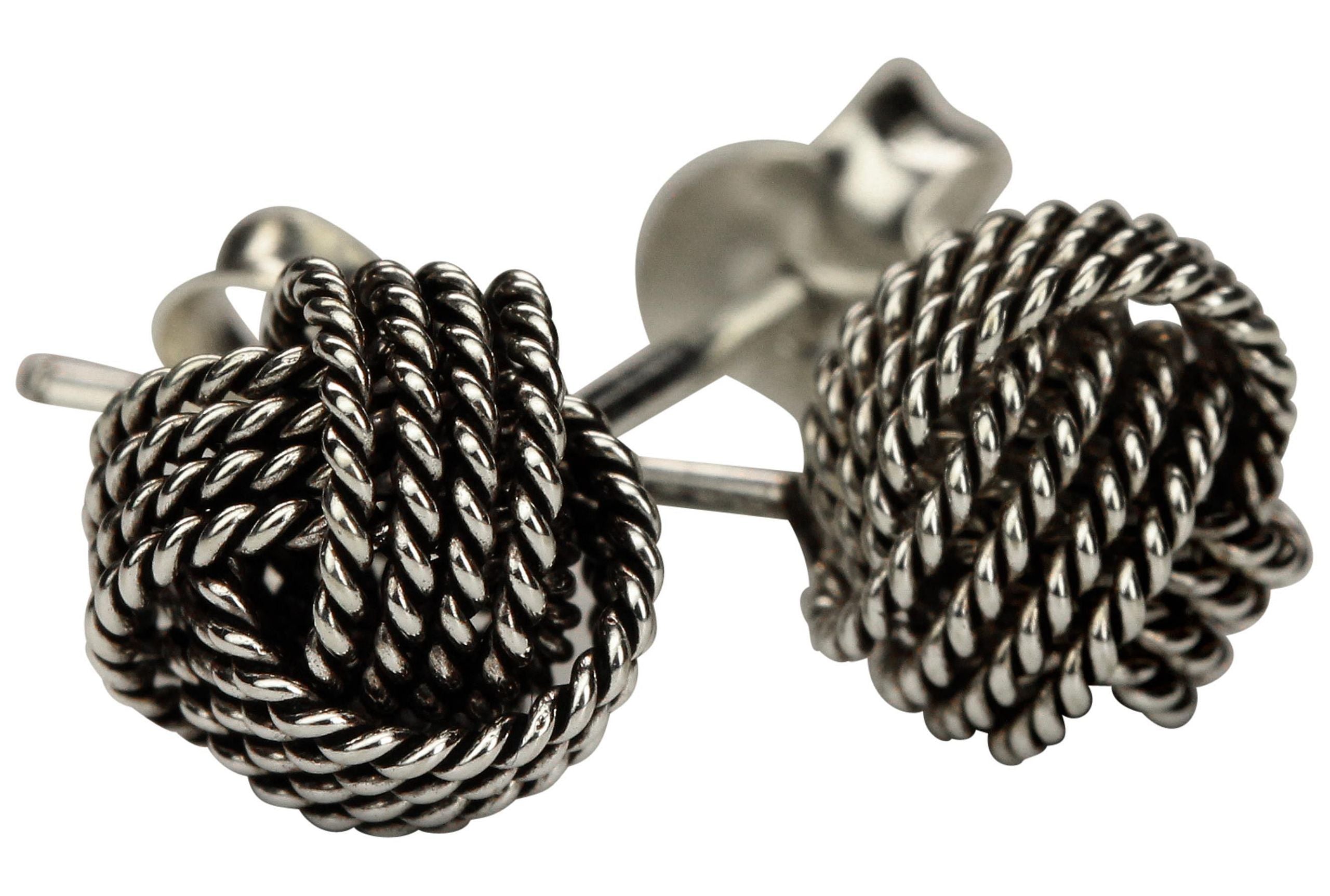 Ein Paar Ohrstecker für Damen gearbeitet aus gekordeltem und geschwärztem Silberdraht in Form des Love Knot, also des Liebesknotens.