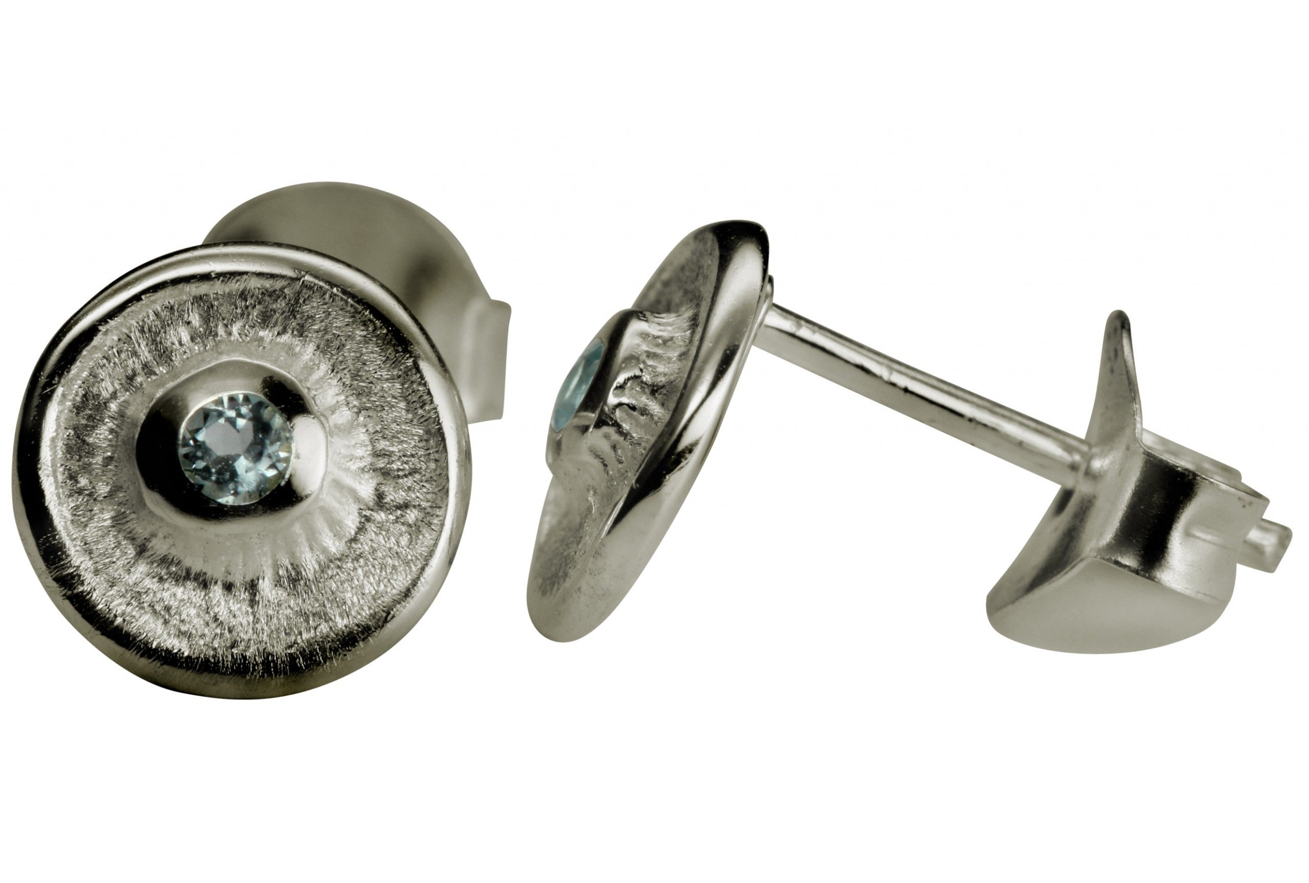 Fein modellierte runde Ohrstecker aus Silber für Damen mit einem mittig sitzenden kleinen Blautopas.