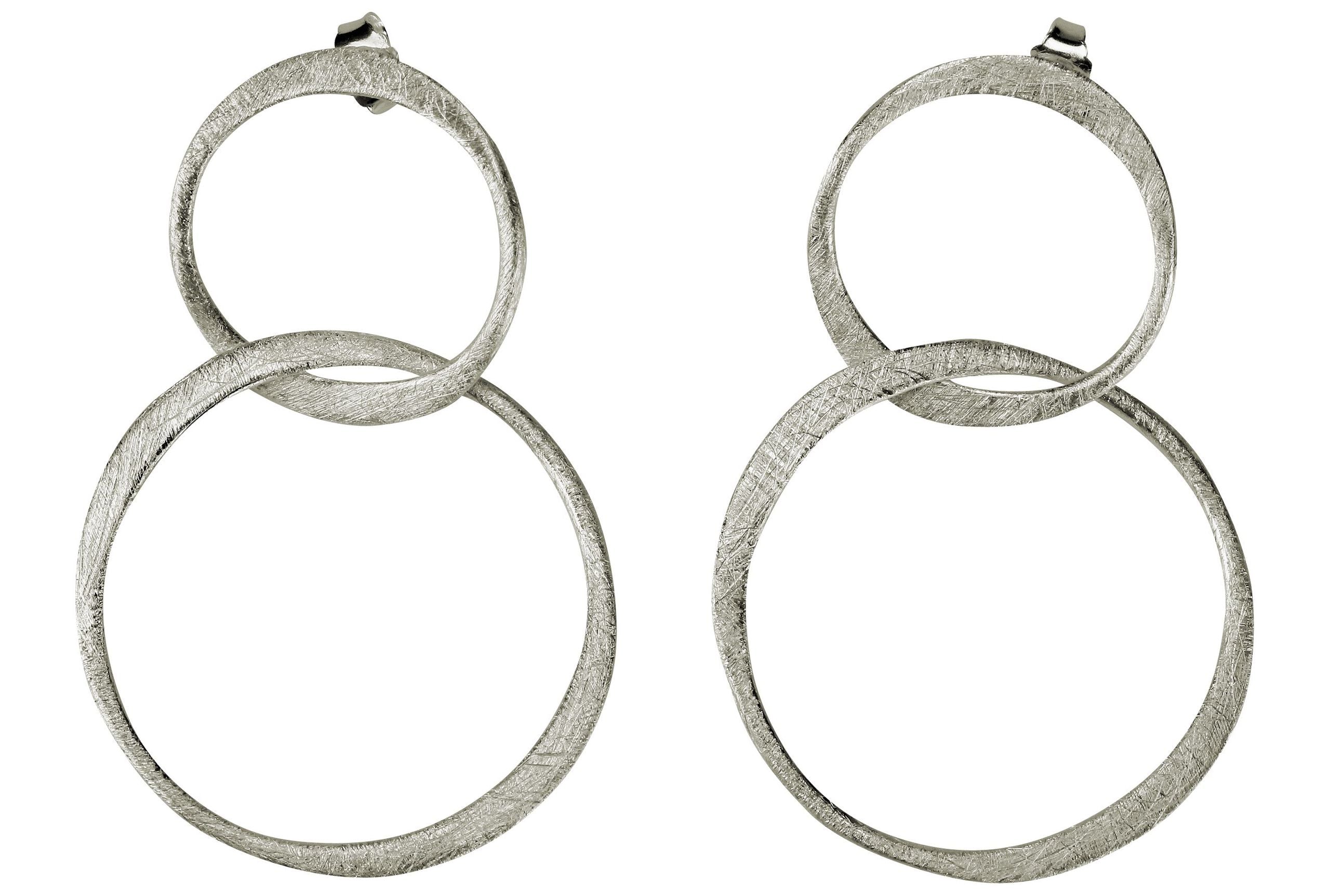 Große geschmiedete Ohrhänger aus Silber in Form zweier verbundener Kreise.