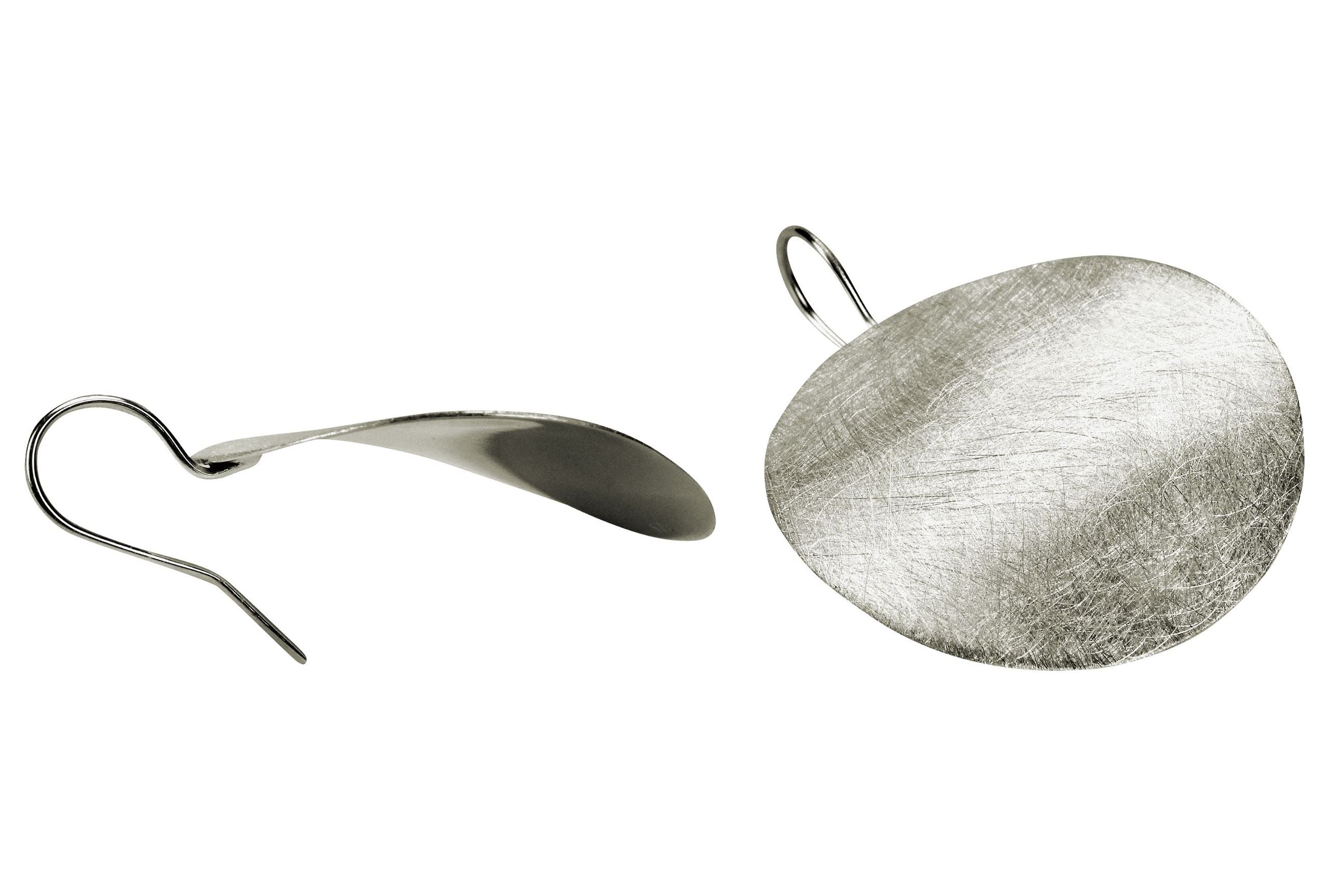 Ein Paar große runde Ohrringe aus Silber für Damen mit einer eisgekratzten Oberfläche als Blickfang.