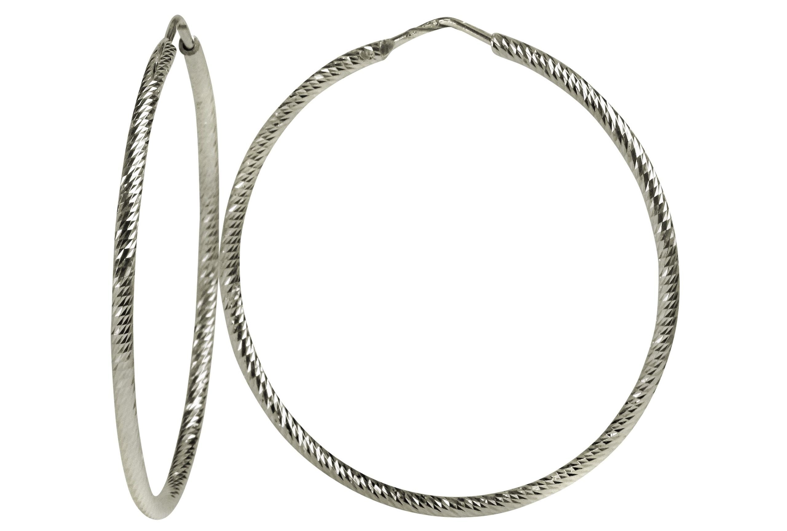 Ein Paar runde Creolen mit diamantiert angeschliffener Oberfläche für Damen.