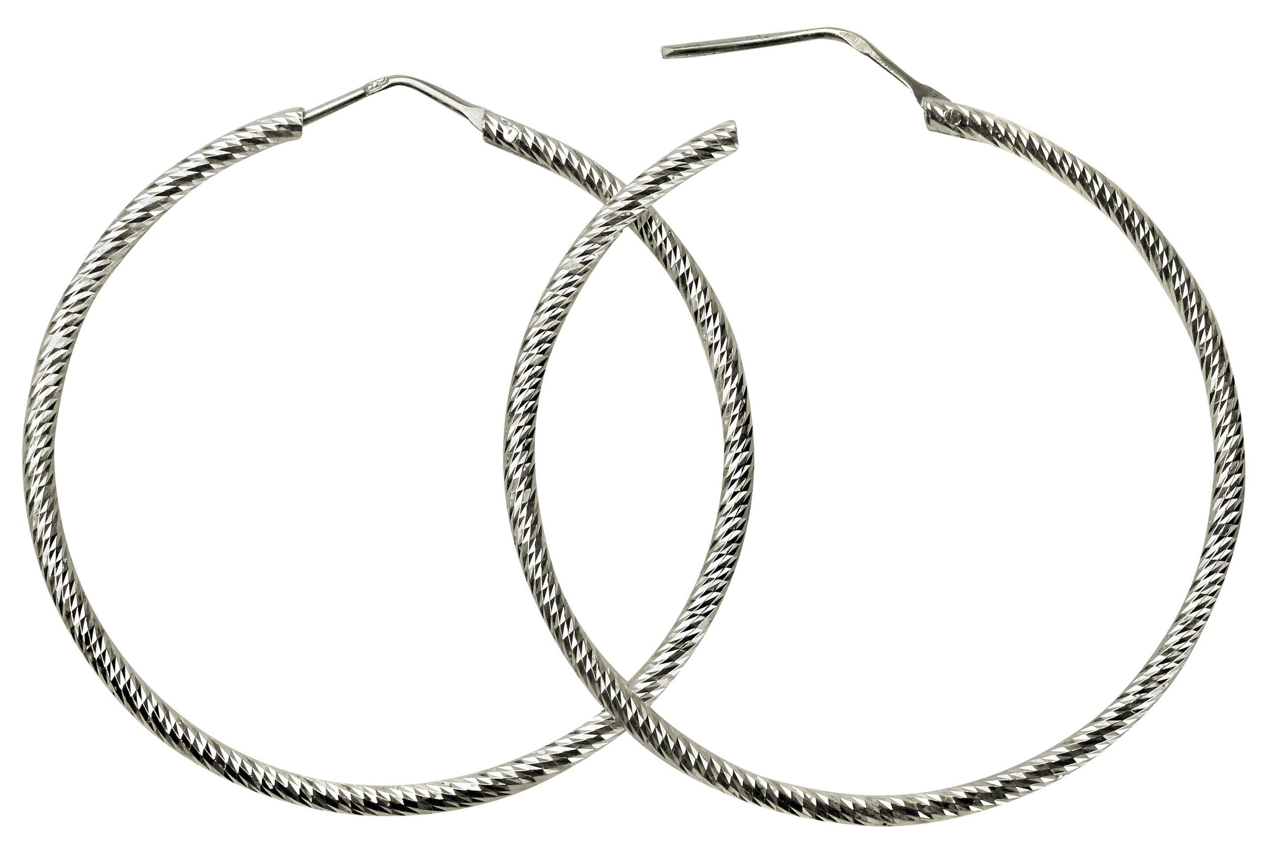 Ein Paar runde Creolen mit diamantiert angeschliffener Oberfläche für Damen.