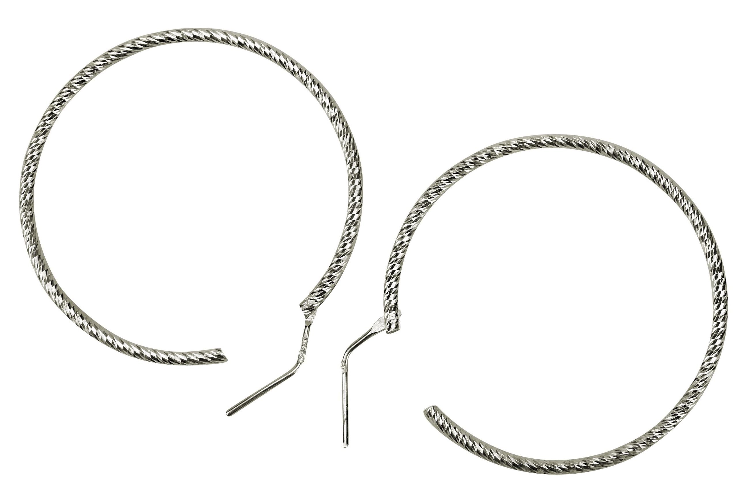 Ein Paar runde Creolen mit diamantiert angeschliffener Oberfläche für Damen.