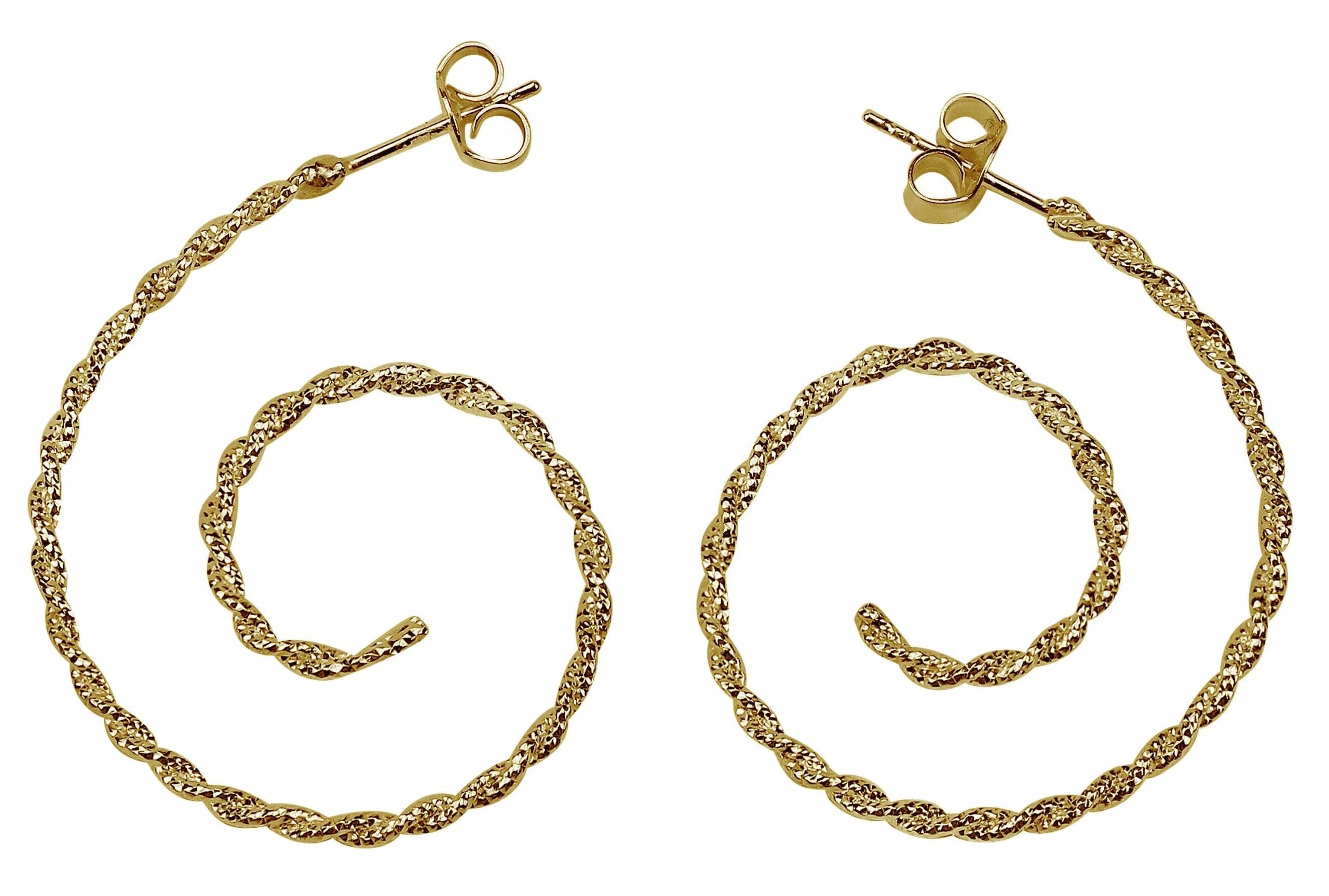 Ein Paar vergoldete Creolen in Form einer Spirale mit diamantiert angeschliffener Oberfläche für Damen.