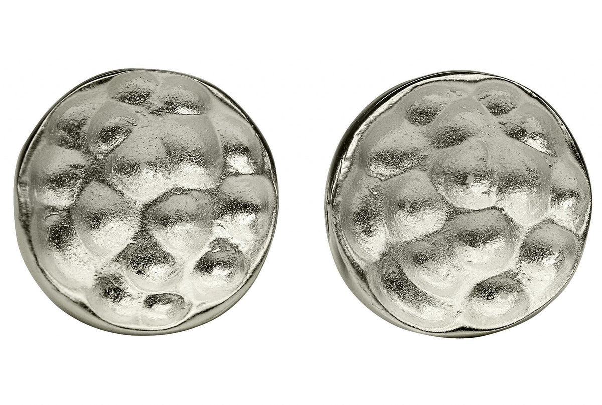 Kleine runde Ohrstecker aus Silber für Damen mit einer ins Auge springenden gehämmerten Oberflächenstruktur.