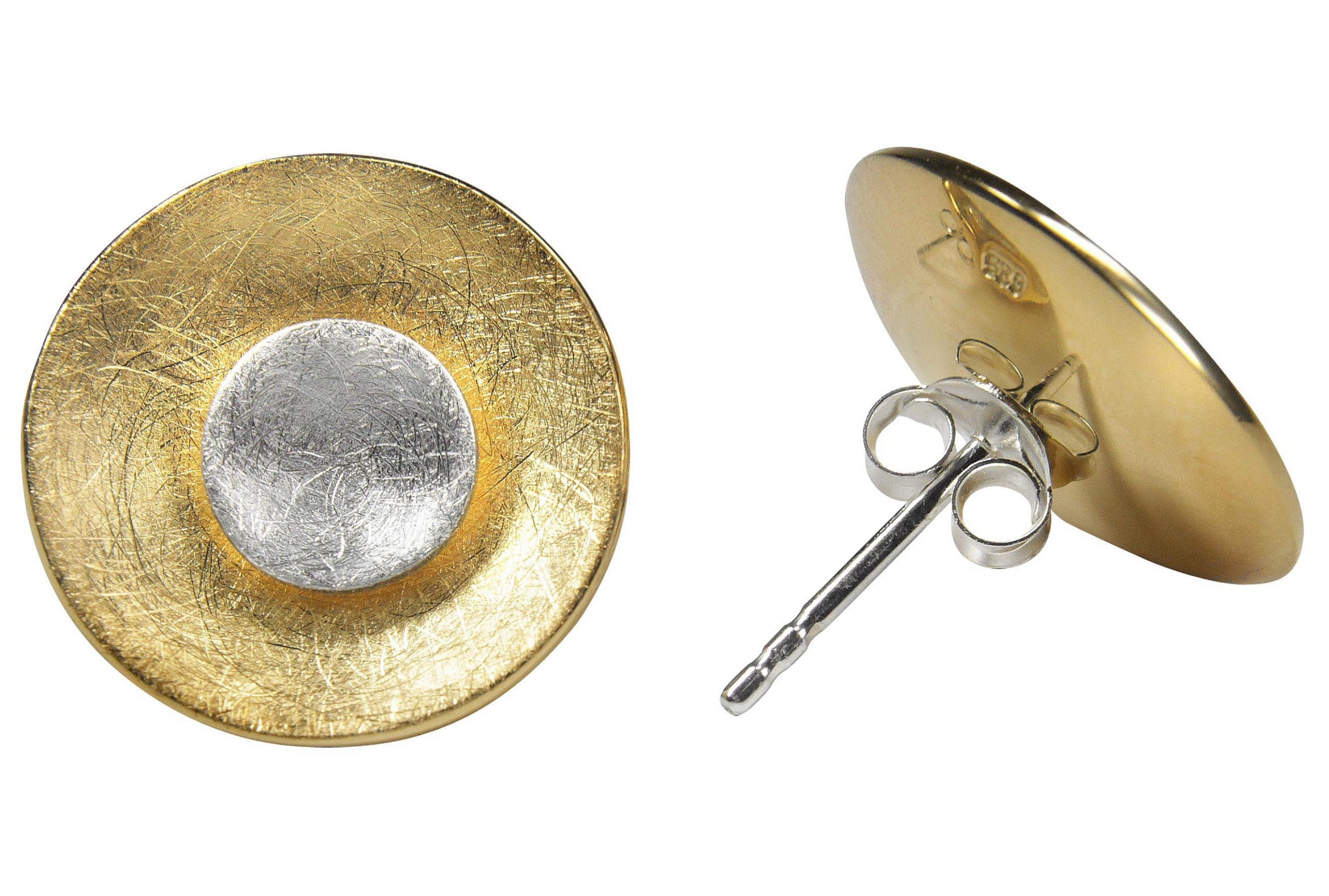 Frei kombinierbare Ohrstecker in Form zweier Kreise aus jeweils einer äußeren Schale und einem inneren Stecker aus Silber. Die äußere Schale ist mit Gold plattiert ist.